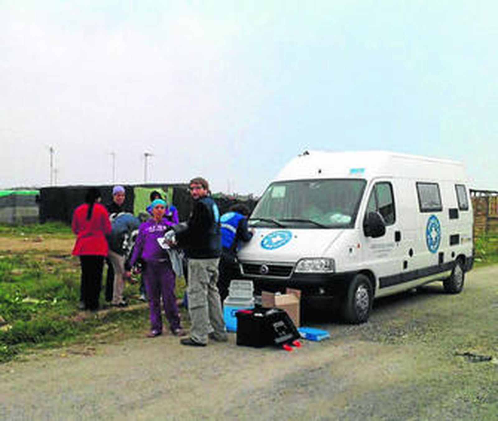 La unidad móvil de Médicos del Mundo atiende a ciudadanos que viven en cortijadas de Almería.