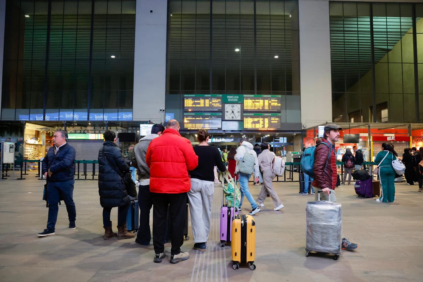 Vuelve el trasiego de pasajeros a la estación de Santa Justa con la reanudación de los trenes AVE.