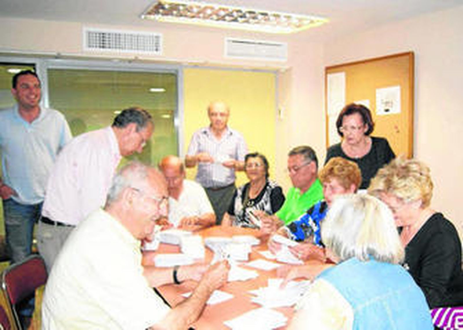 Miembros de la candidatura y representantes vecinales afines al Partido Socialista en la sede electoral.