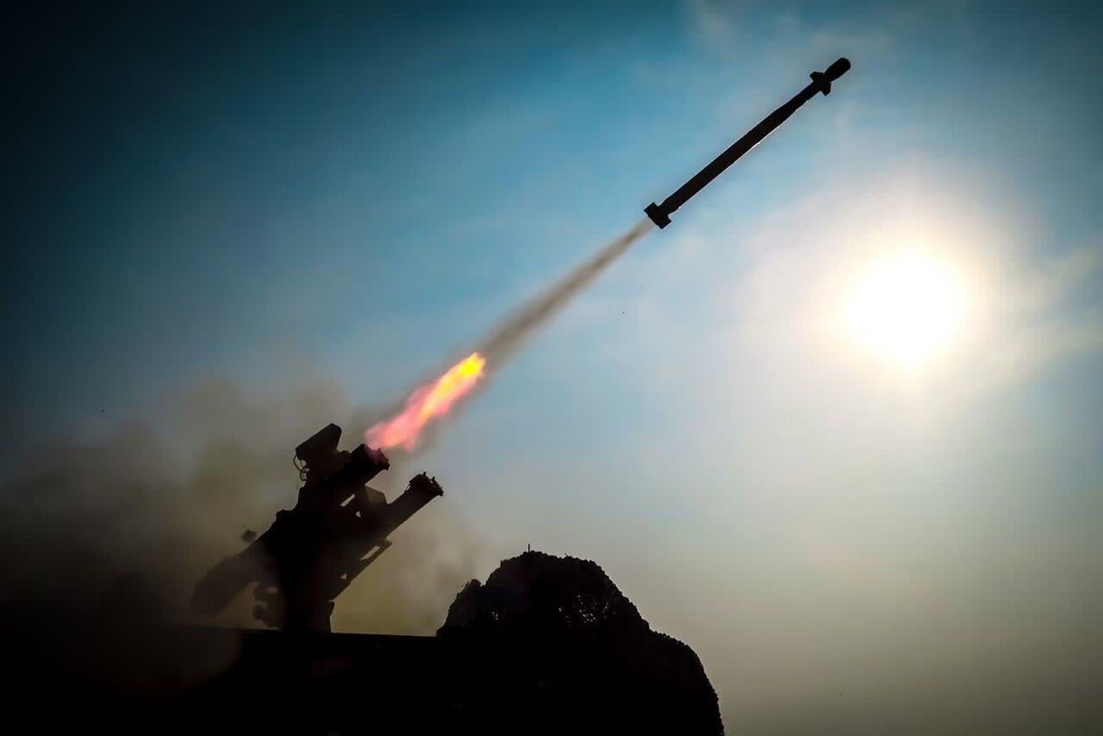 La Guardia Revolucionaria iraní dispara un misil.