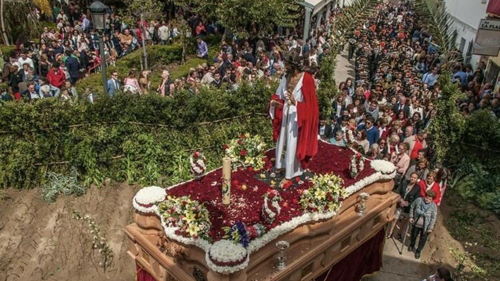 La procesión con el Señor Resucitado entra en el huerto que se recrea en la plaza de Coripe.