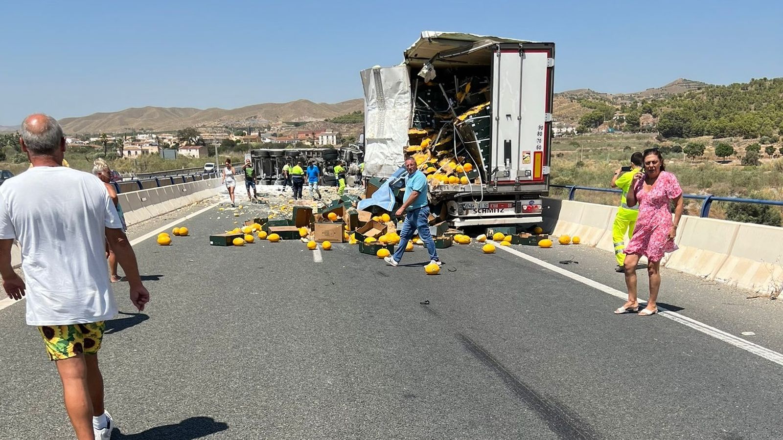 Dos camiones están involucrados en el siniestro.