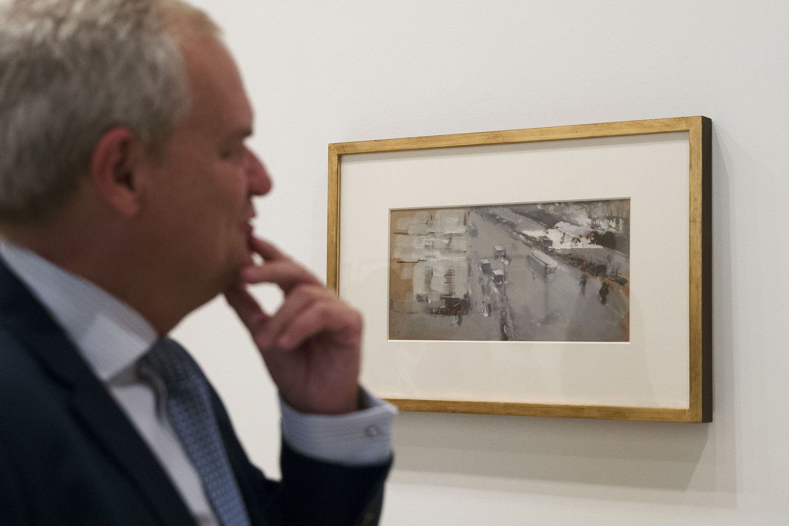 Un visitante observa la obra de Sorolla 'Calle 59, Nueva York' en el Museo Carmen Thyssen.