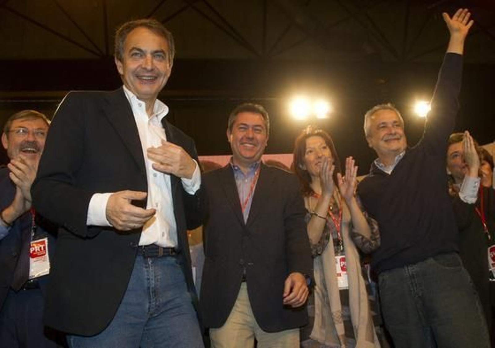El candidato a la Alcaldía de Sevilla, Juan Espadas (c), con el presidente del Gobierno. / Antonio Pizarro