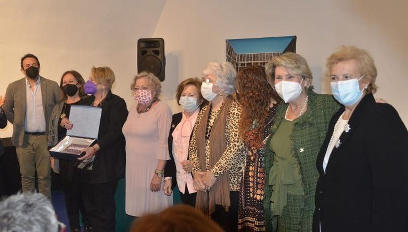 El alcalde José María González con Loli Rueda, Chica Durán, Maika Marrero, Mari Tere Domínguez, Fátima Delgado, la concejala Lorena Garrón, Merche Tejuca y María Luisa de la Osa.