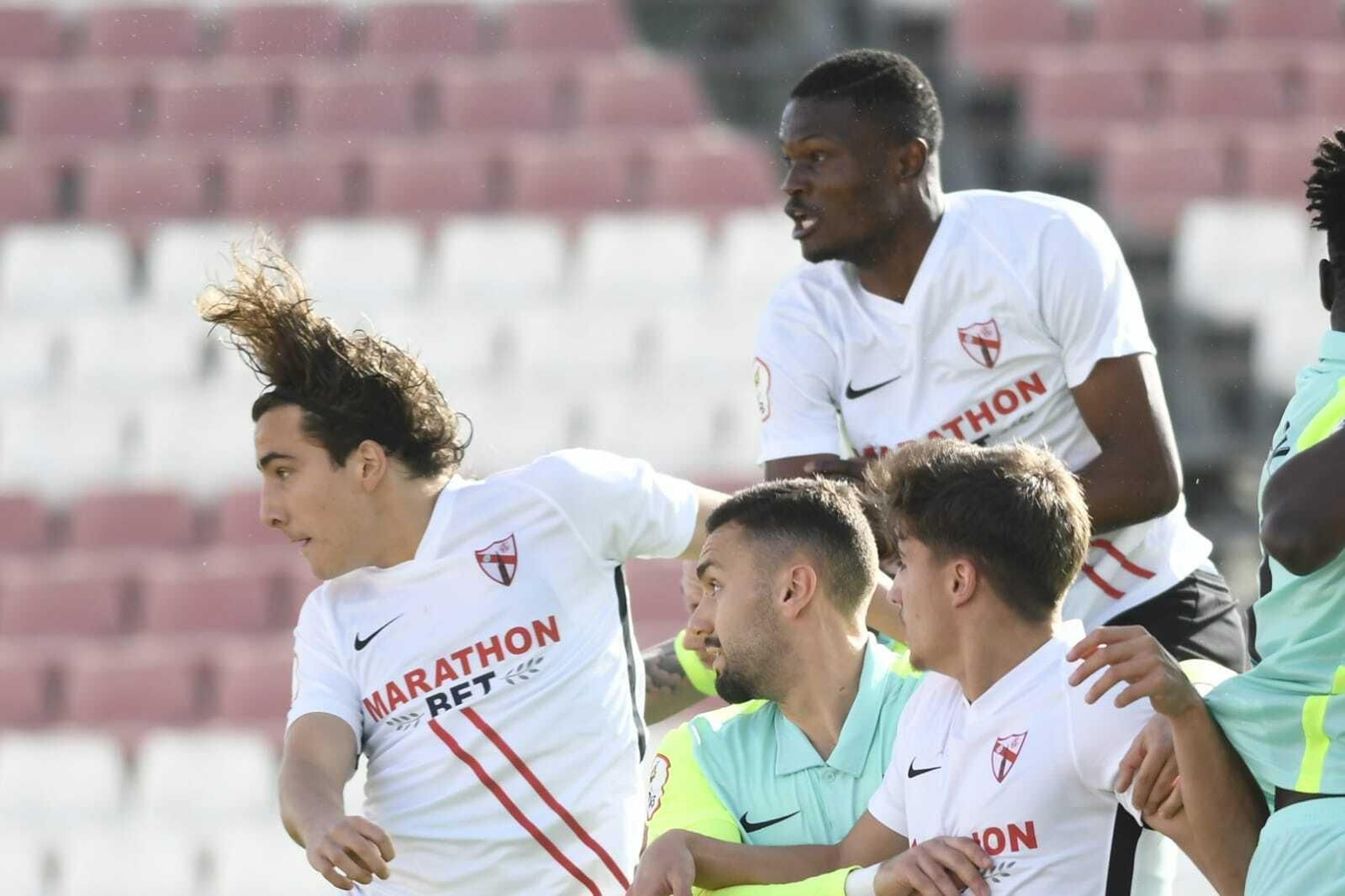 Valentino observa la dirección del balón tras cabecear el 1-0.