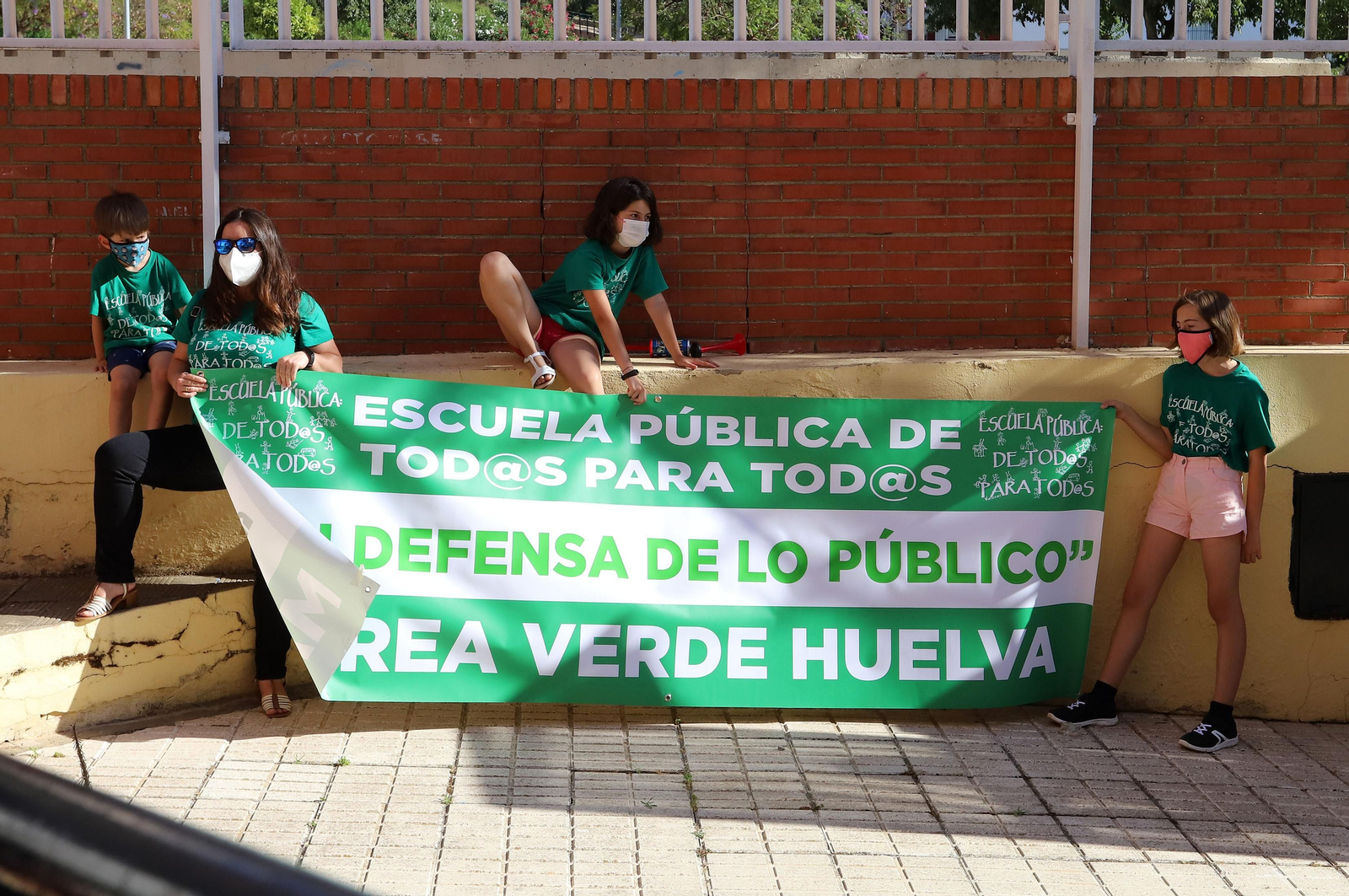 Imágenes de la concentración de profesores, padres y alumnos del Colegio Tres Carabelas