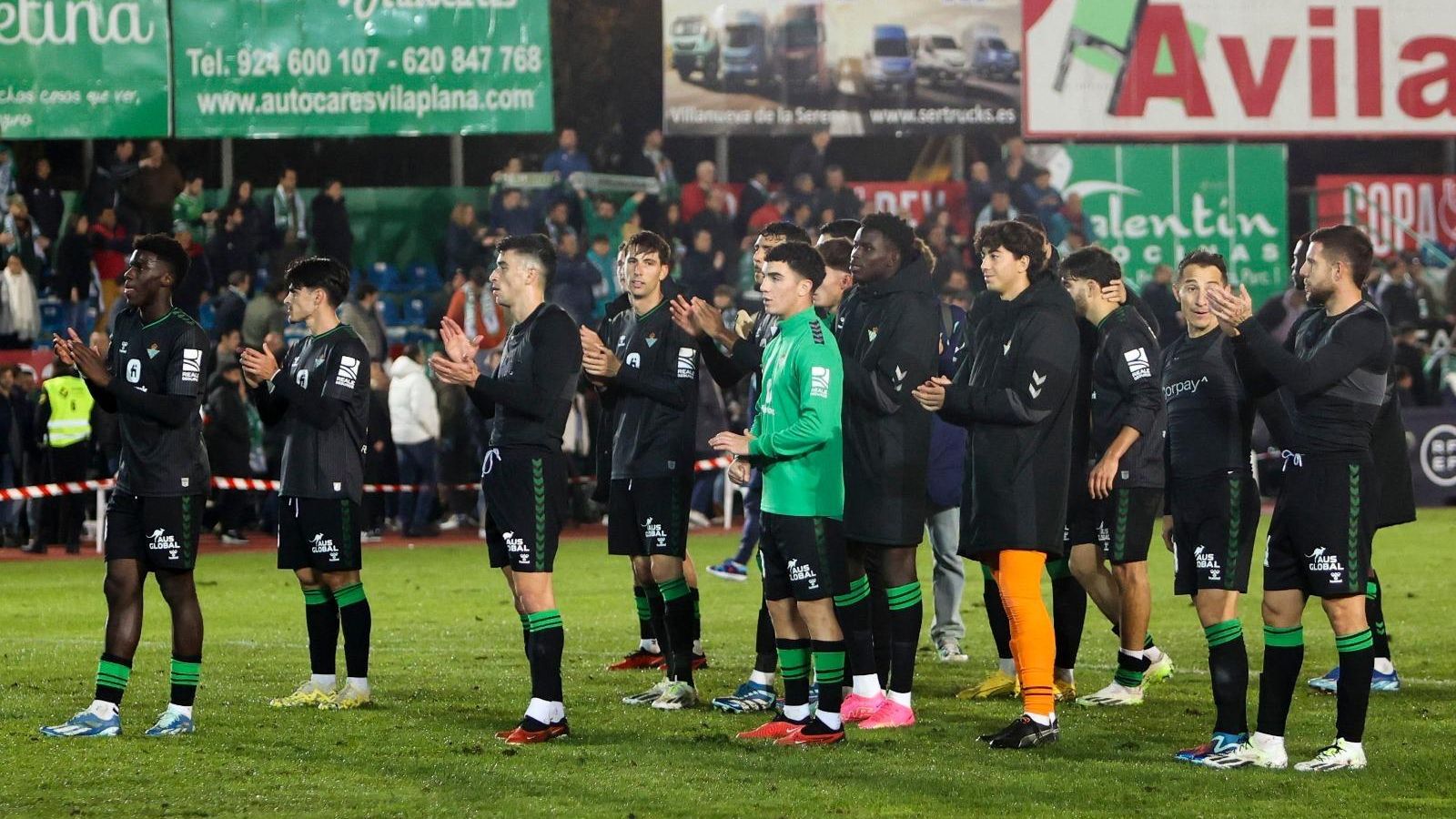 Los jugadores del Betis saludan a sus aficionados tras la victoria ante el Villanovense. Los jugadores del Betis saludan a sus aficionados tras la victoria ante el Villanovense.