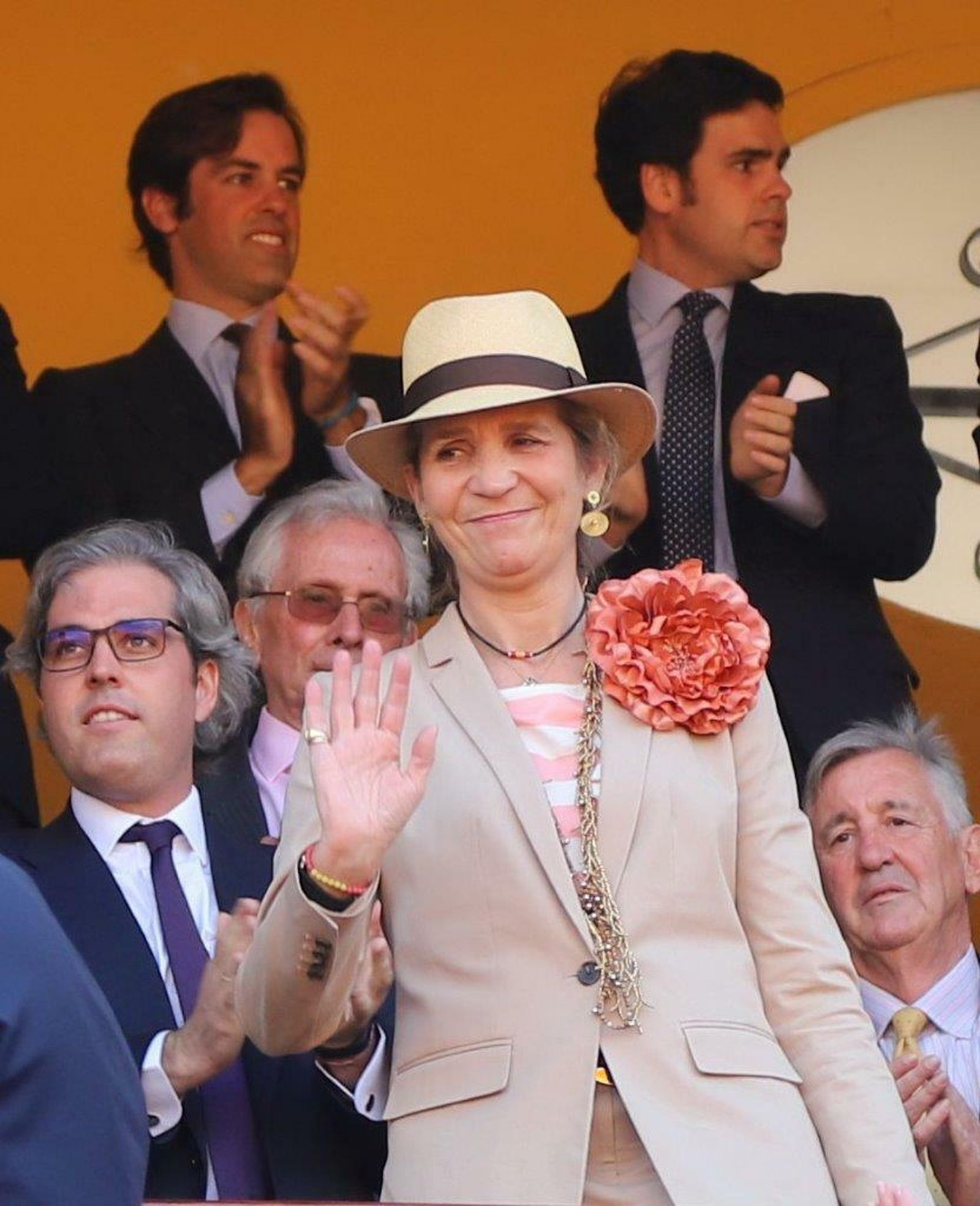 La Infanta Elena lució sombrero a su llegada al palco y fue recibida con un aplauso