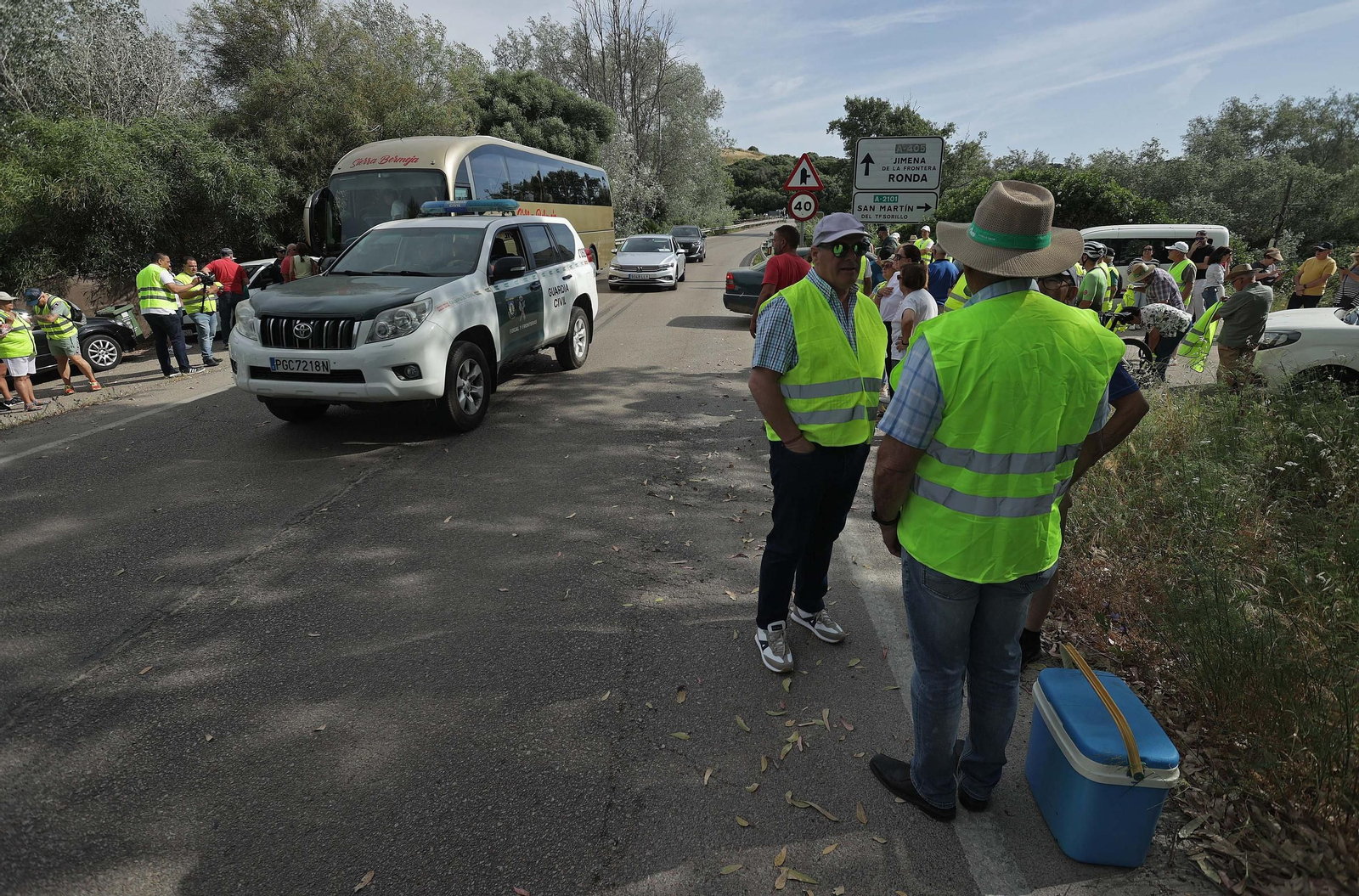 Fotos de la concentración por el mal estado de la carretera A-405 en Jimena
