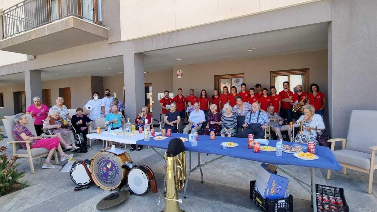 Diana matinak junto a mayores de la residencia.