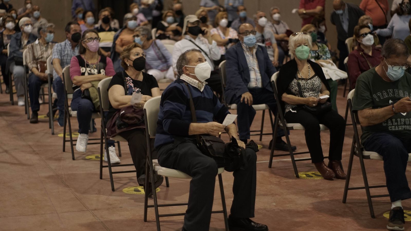 Personas aguardan su turno para la vacunación, con distancias de seguridad.