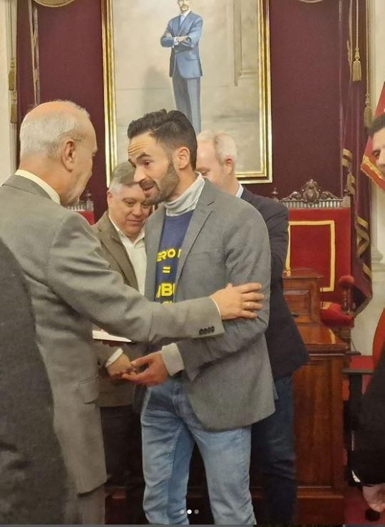 David de la Cruz entrega una carta a un miembro del Comité