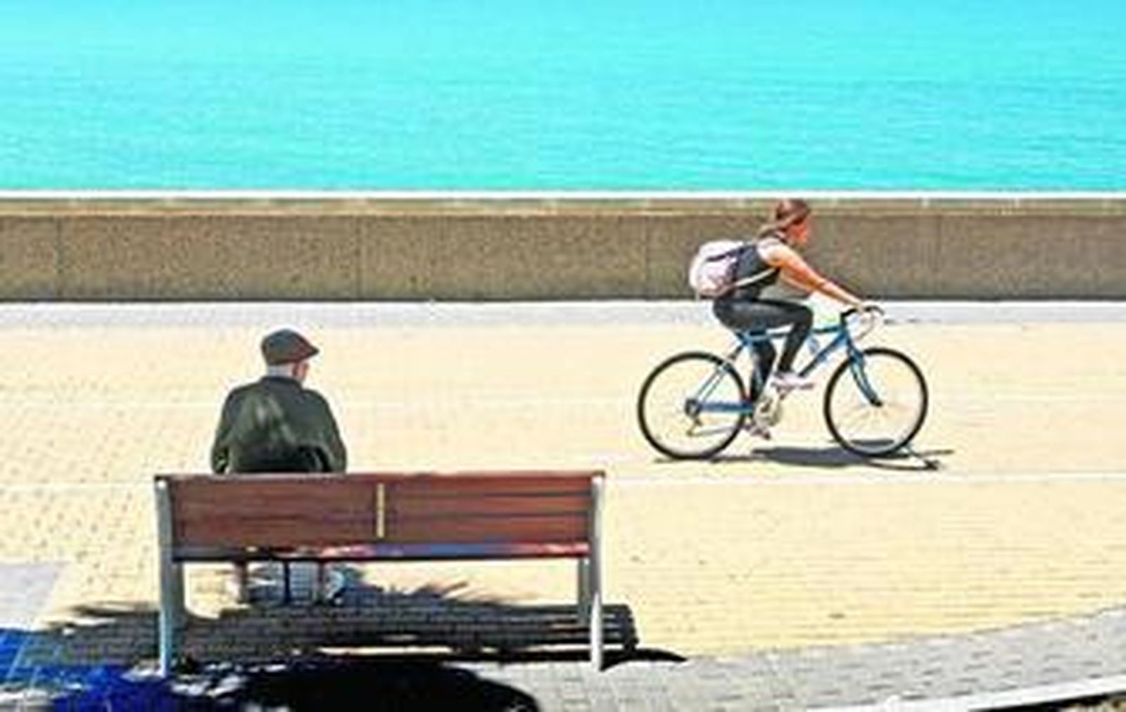 Una bicicleta circulando por el actual carril bici de la ciudad, a la altura de la Casa de Iberoamérica.