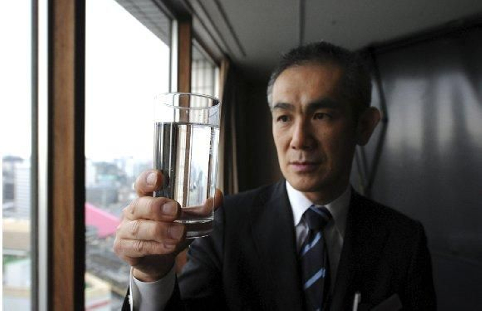 Japón recomienda no dar agua del grifo a bebés