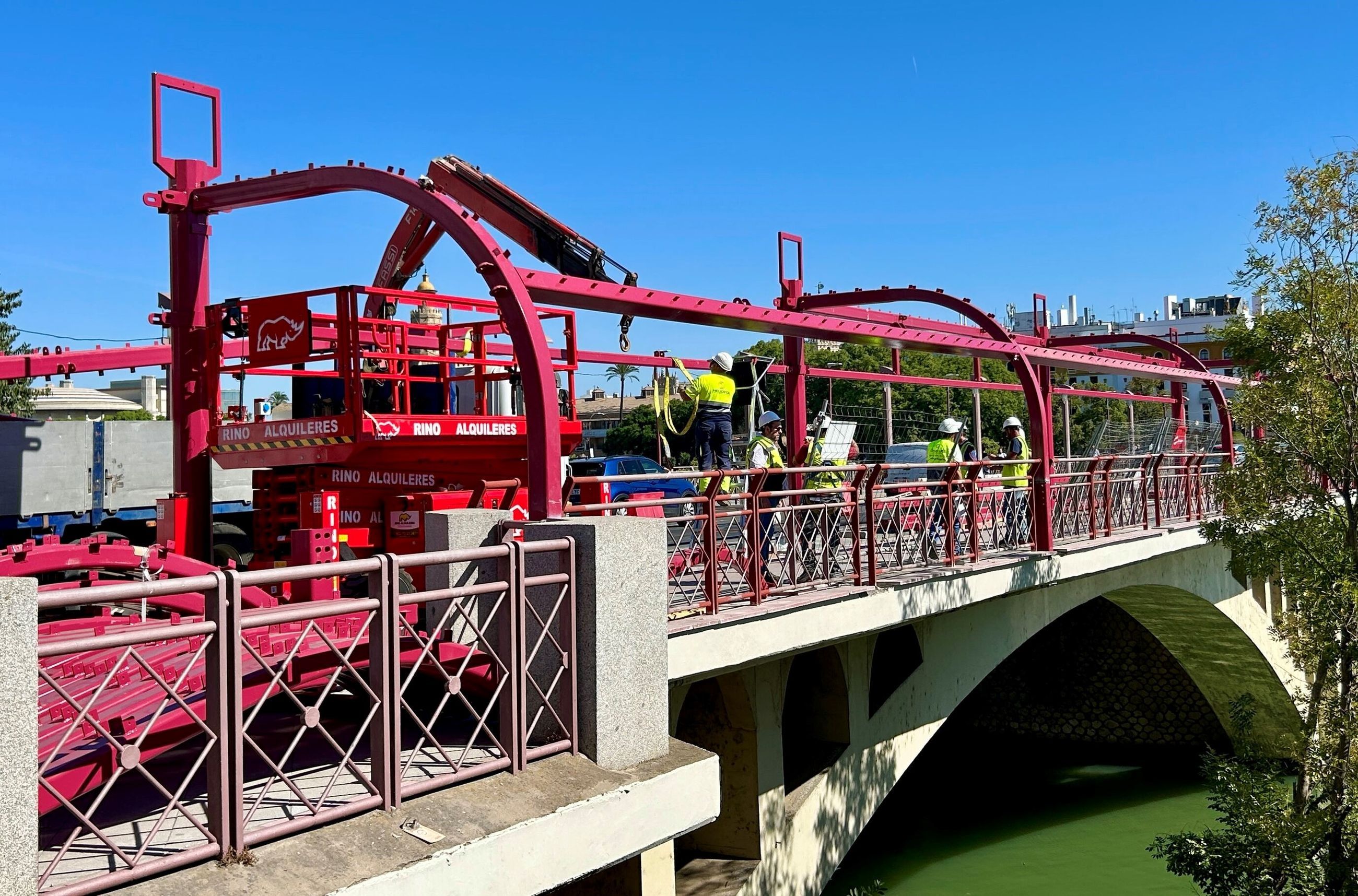 La estructura de los toldos del Puente de San Telmo llegan con el otoño