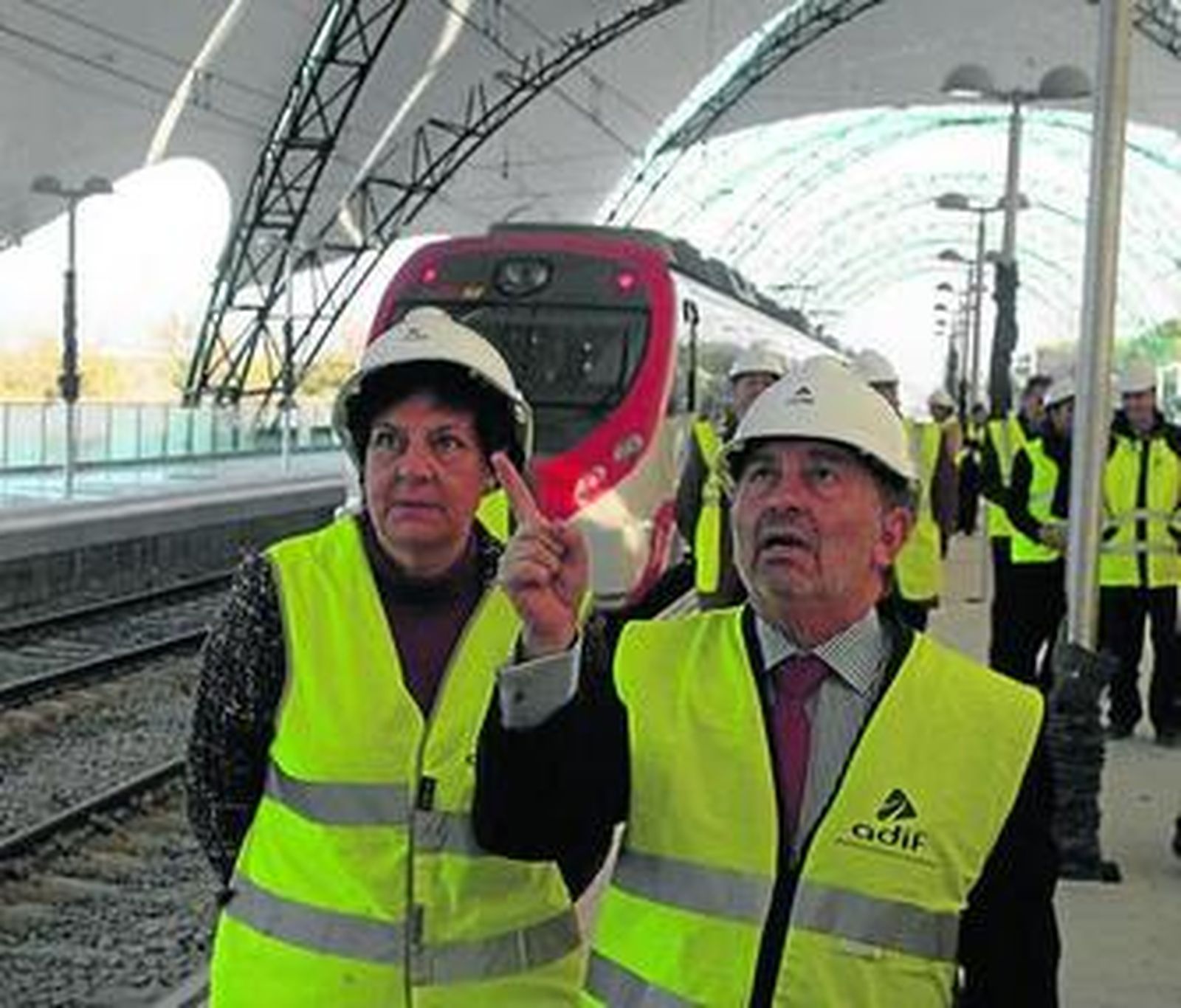 La consejera de Obras Públicas y el presidente de ADIF, ayer.