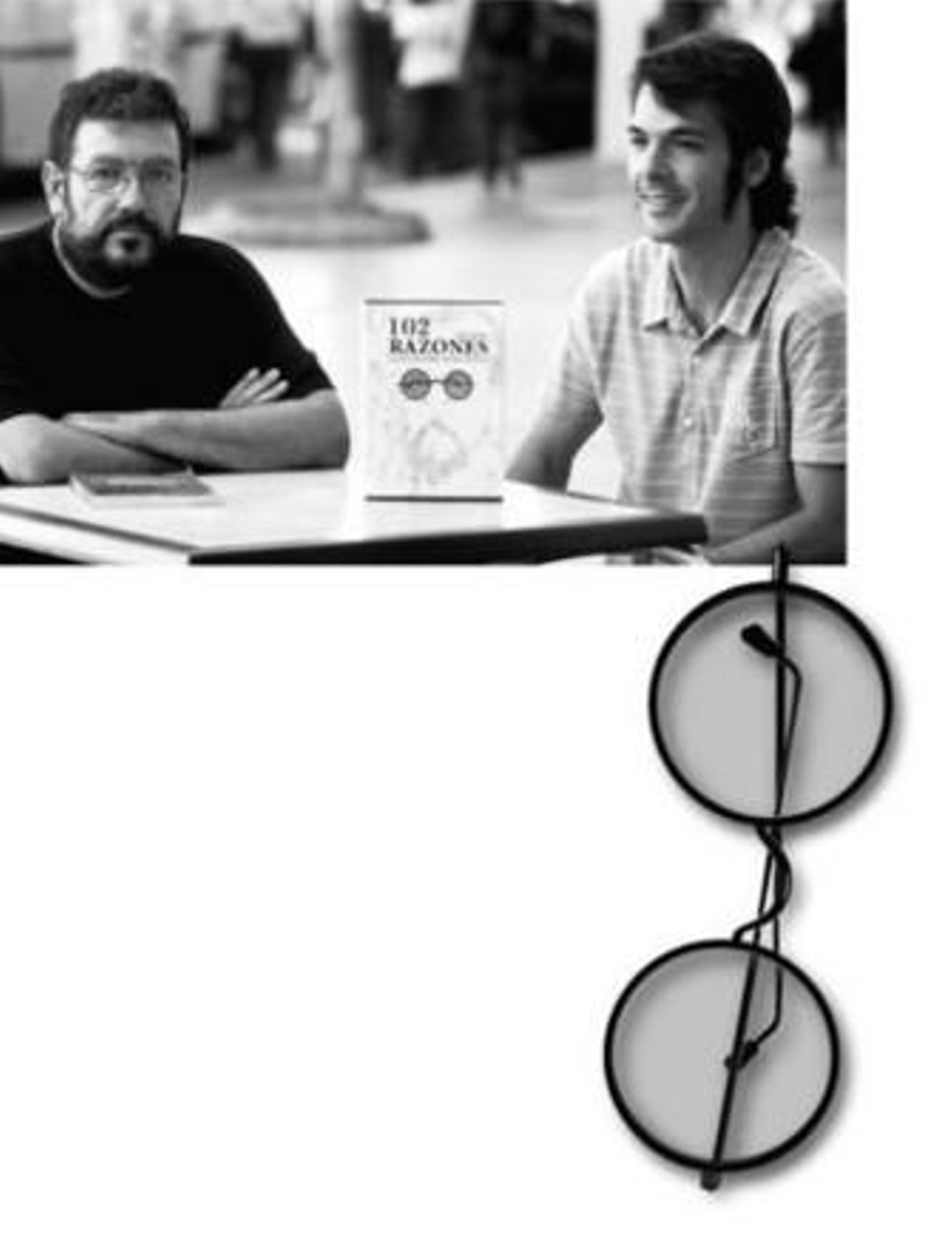 El coordinador del libro, Juan Alarcón y el diseñador, Miguel Guillén, junto a un ejemplar de '102 razones para recordar a Salvochea'.