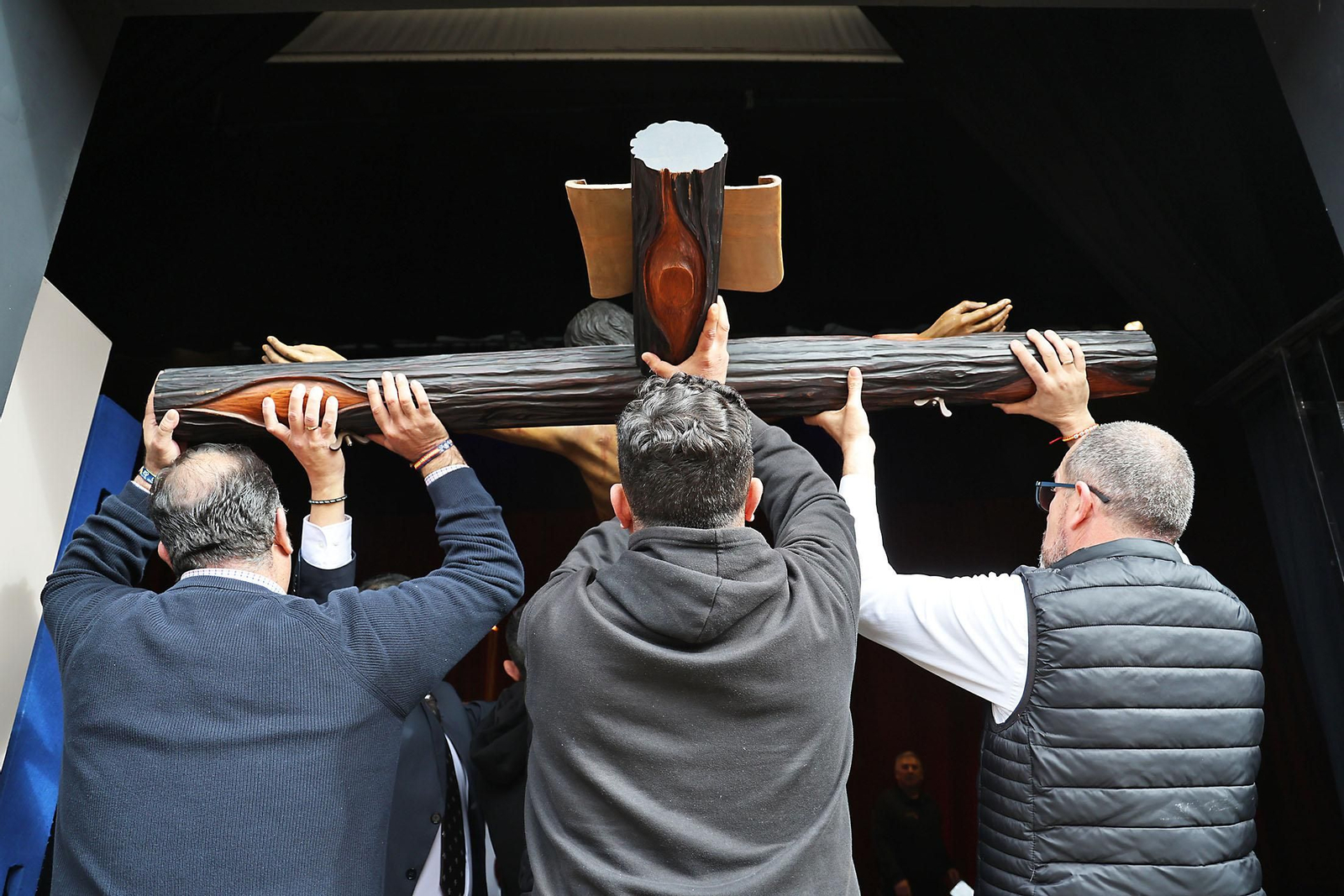 Las mejores imágenes del traslado del Cristo de la Pasión al Centro Penitenciario de Huelva