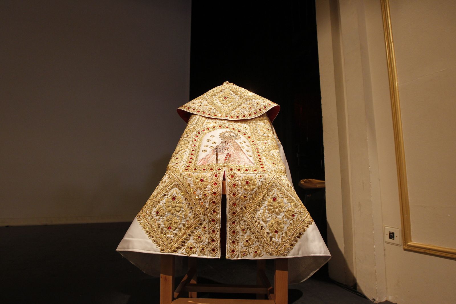 Fotogalería entrega capote de paseo al torero Ginés Marín. Feria de Almería 2019