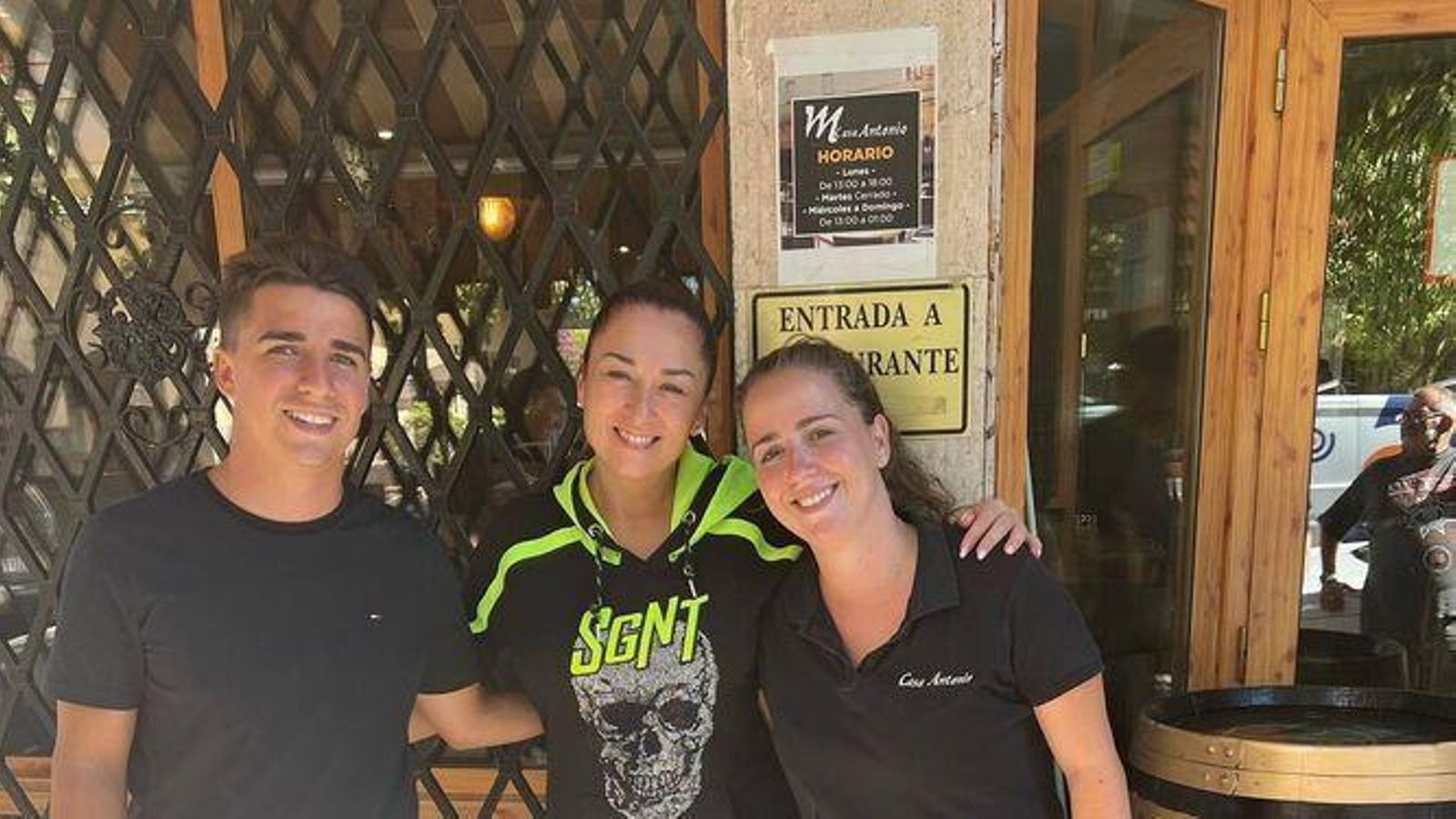 Ángeles Muñoz, junto a parte del equipo de Casa Antonio durante su última visita a la ciudad Ángeles Muñoz, junto a parte del equipo de Casa Antonio durante su última visita a la ciudad