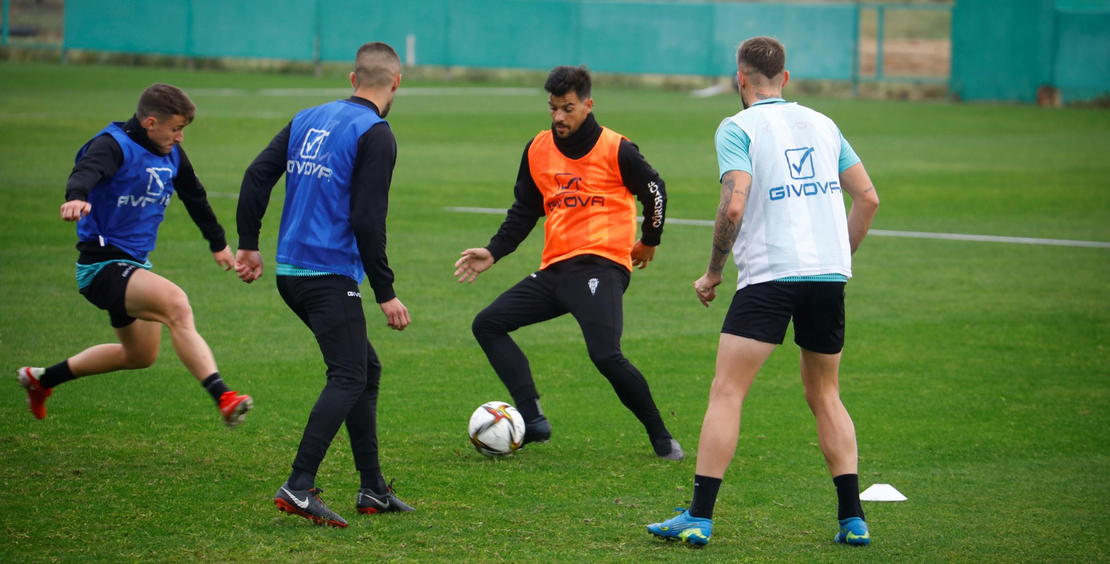 José Ruiz pasa el balón Ekaitz encimándolo y Julio Iglesias y Casas de espaldas.