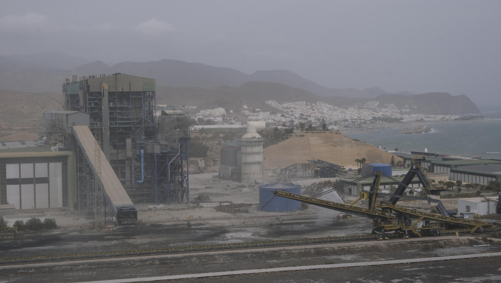 El derribo de la Torre Litoral de Endesa en Carboneras, en imágenes