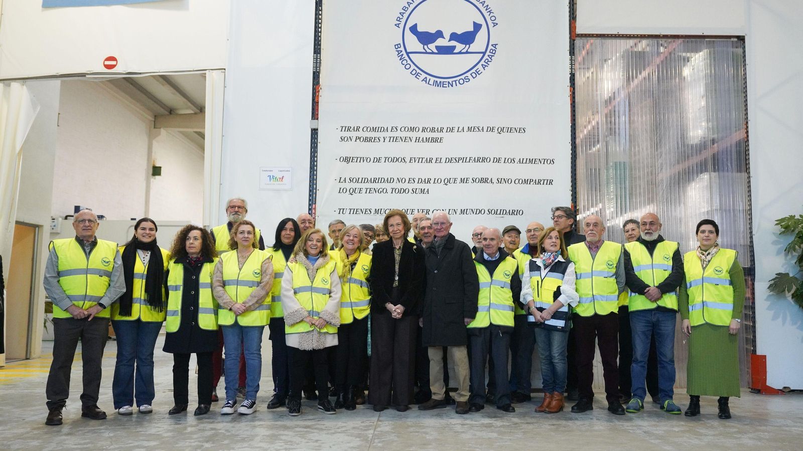 Doña Sofía posa con voluntarios del Banco de Alimentos