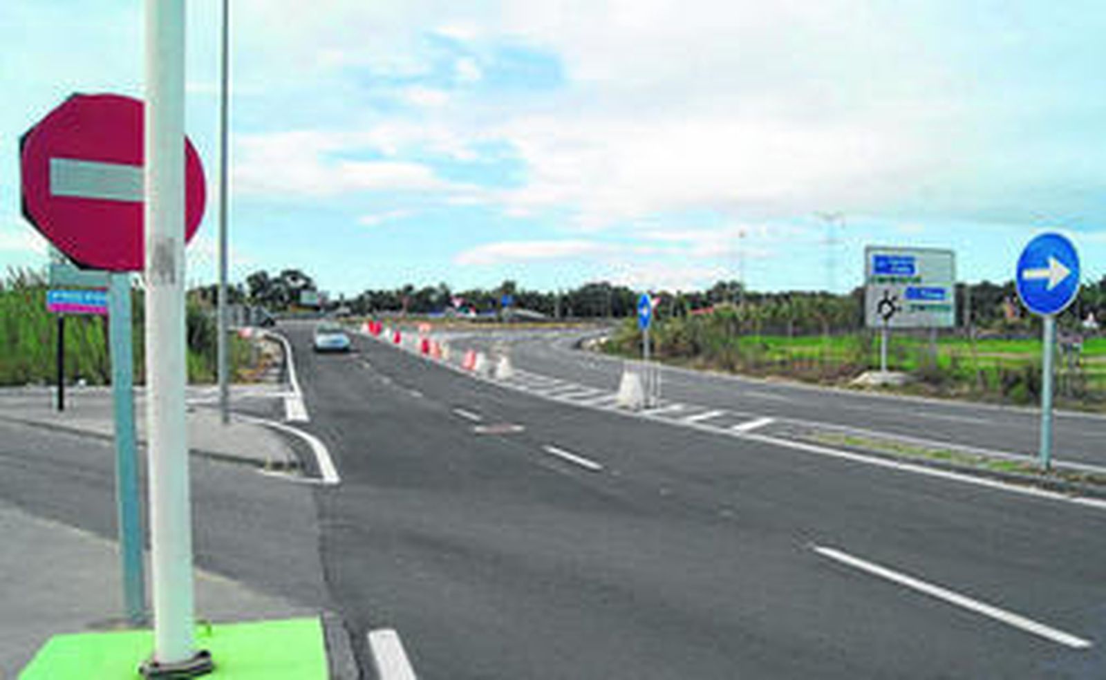 Imagen del nuevo ramal de acceso a la zona comercial de Las Marismas abierto ayer al tráfico.