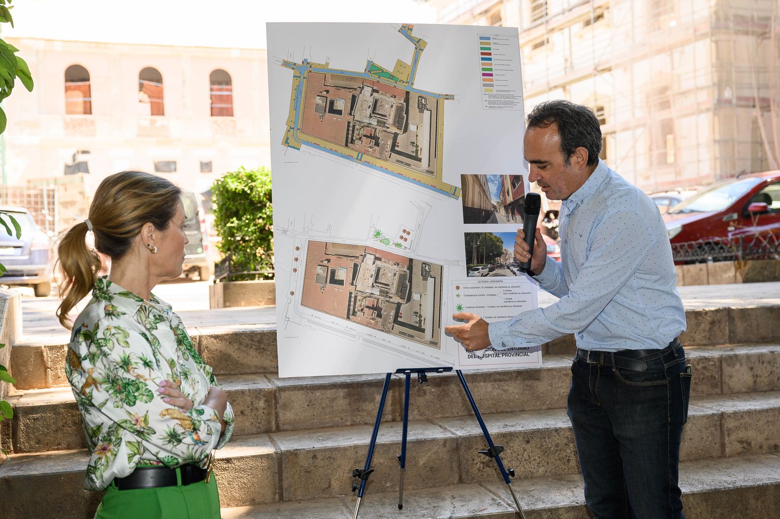 La concejal de Urbanismo atiende la explicaciones sobre la actuación proyectada