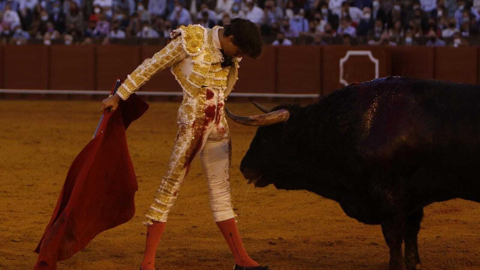 Roca Rey se encara al sexto toro de la tarde.