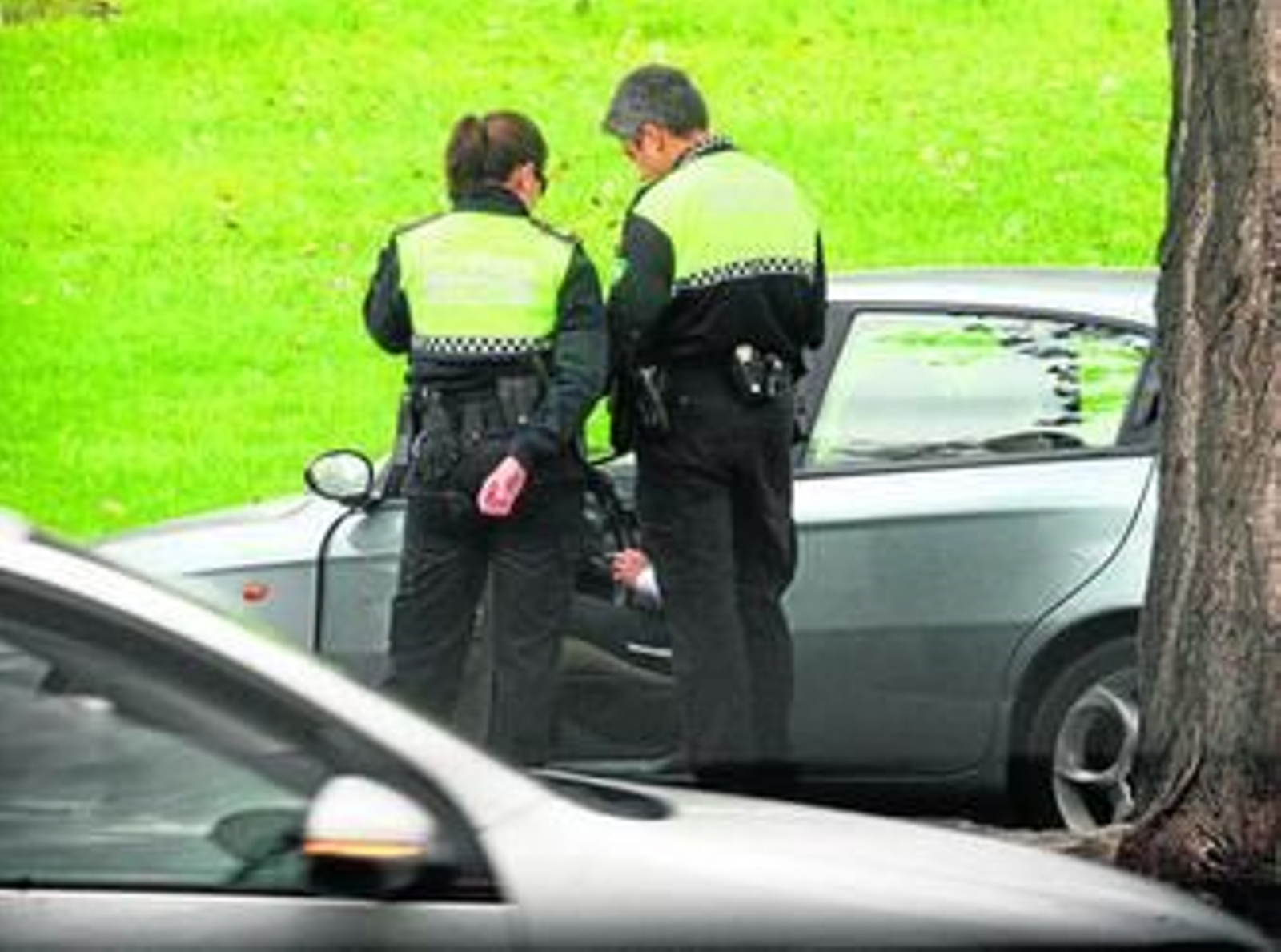 Dos agentes de Policía Local poniendo una multa en el día de ayer.