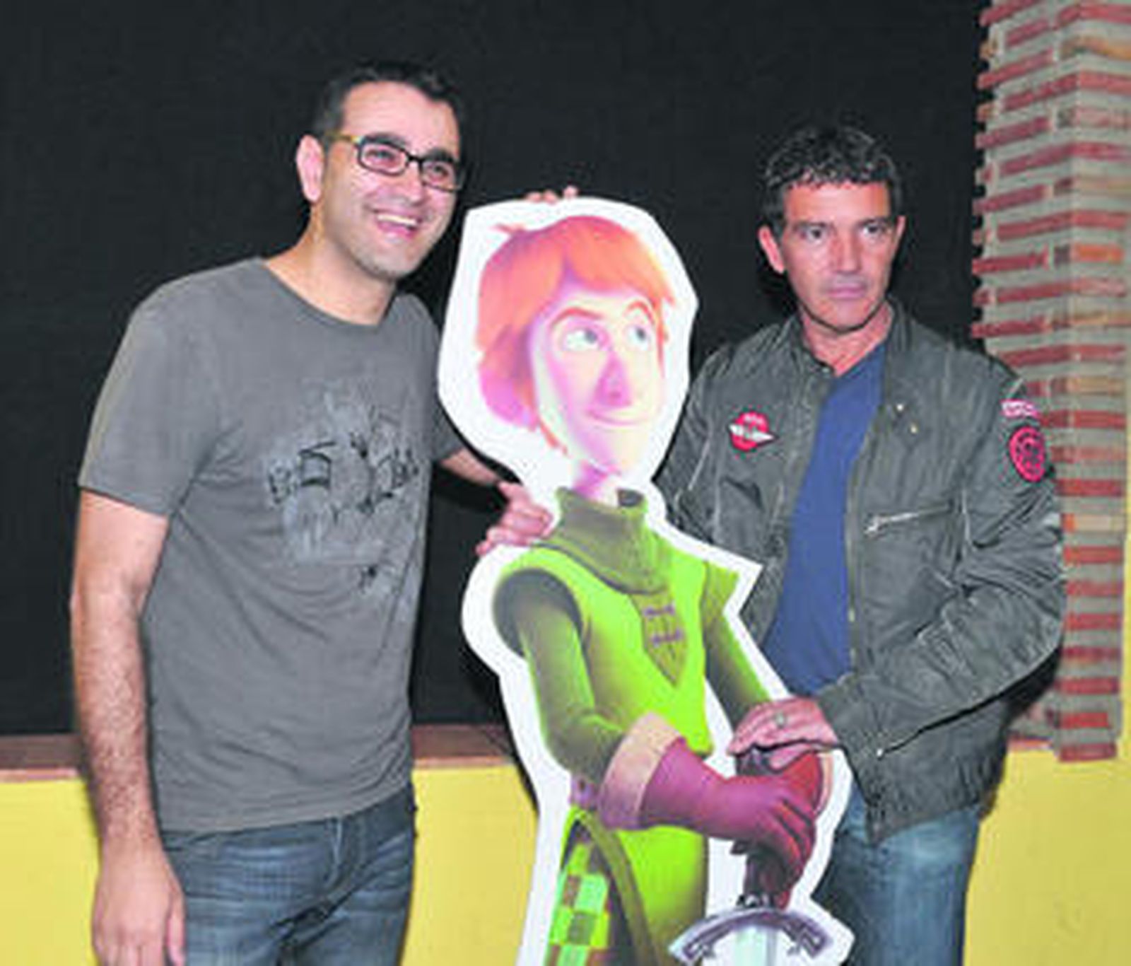 El director y guionista Manuel Sicilia y Antonio Banderas, ayer, en los estudios Kandor Graphics.