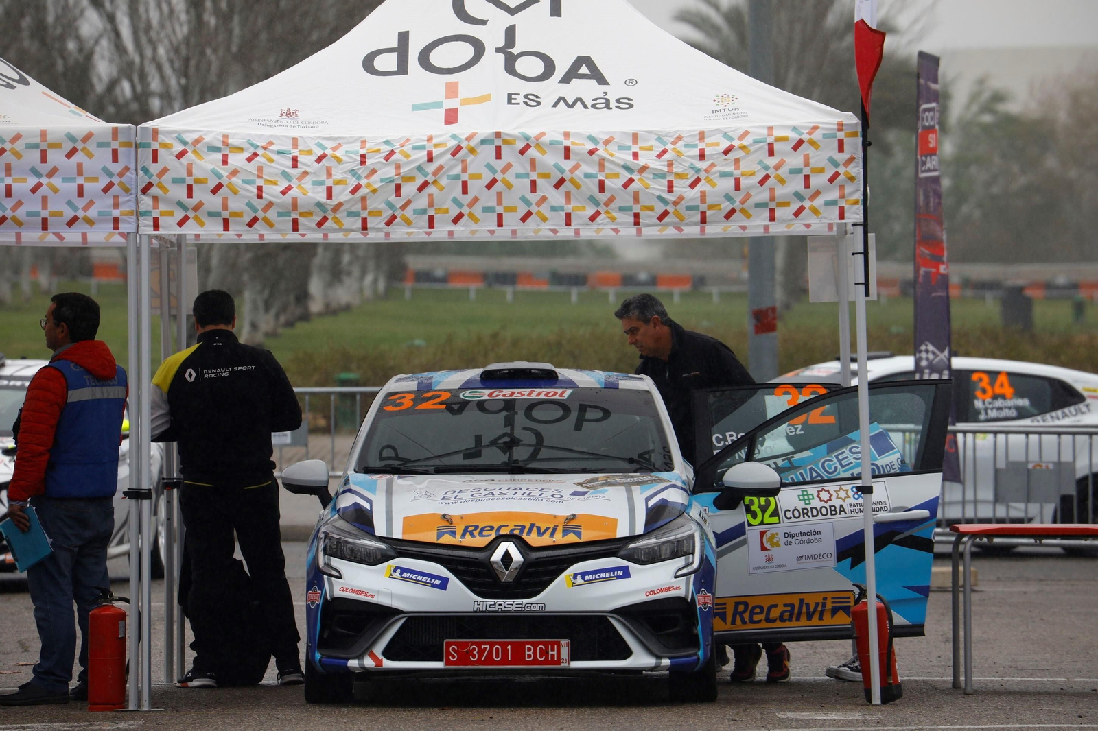 Rallye Sierra Morena 2023: Los pilotos ya preparan sus vehículos en El Arenal