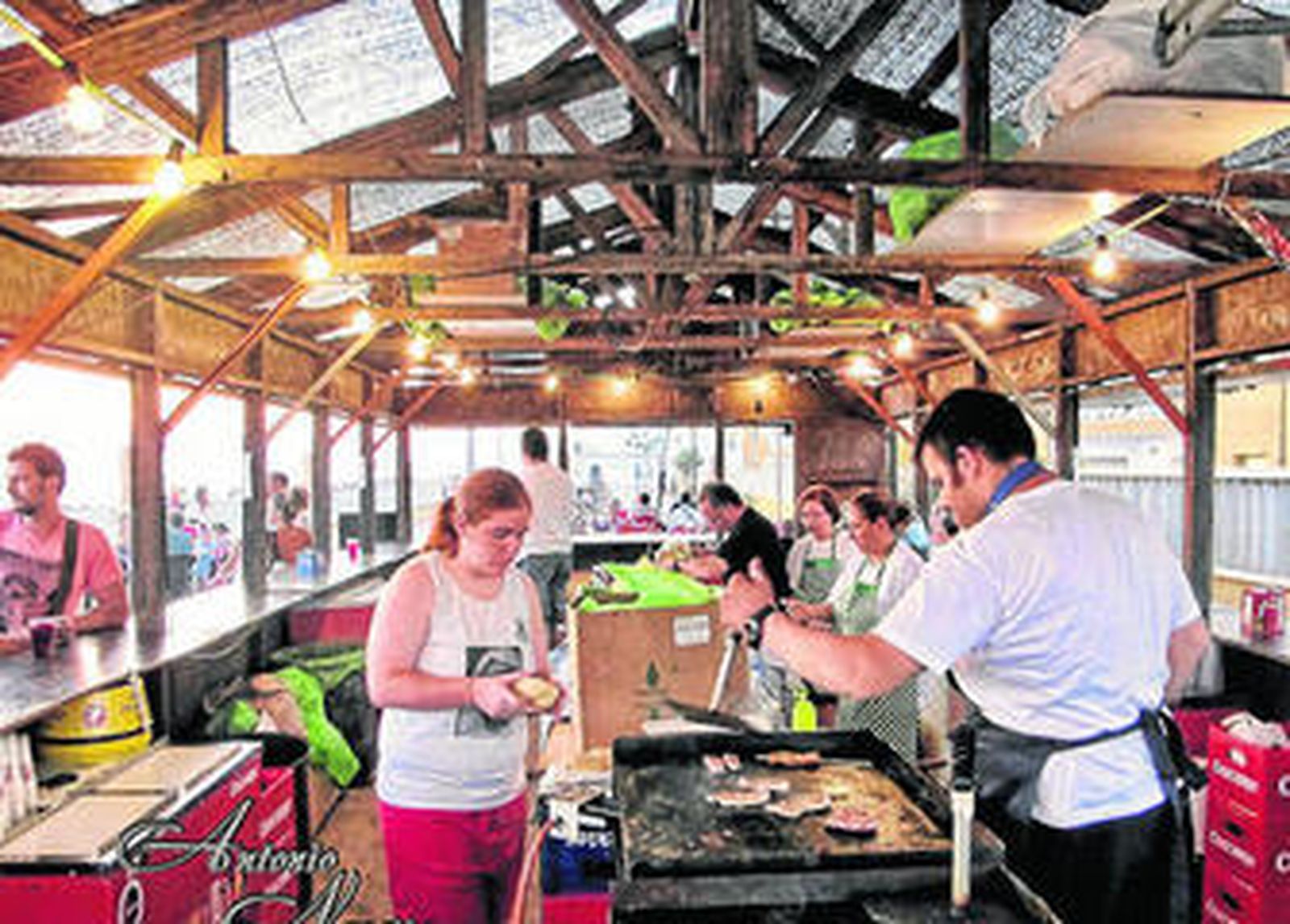 El fotógrafo Rubén García junto a su mujer, Maribel, en la Feria en Madrid
