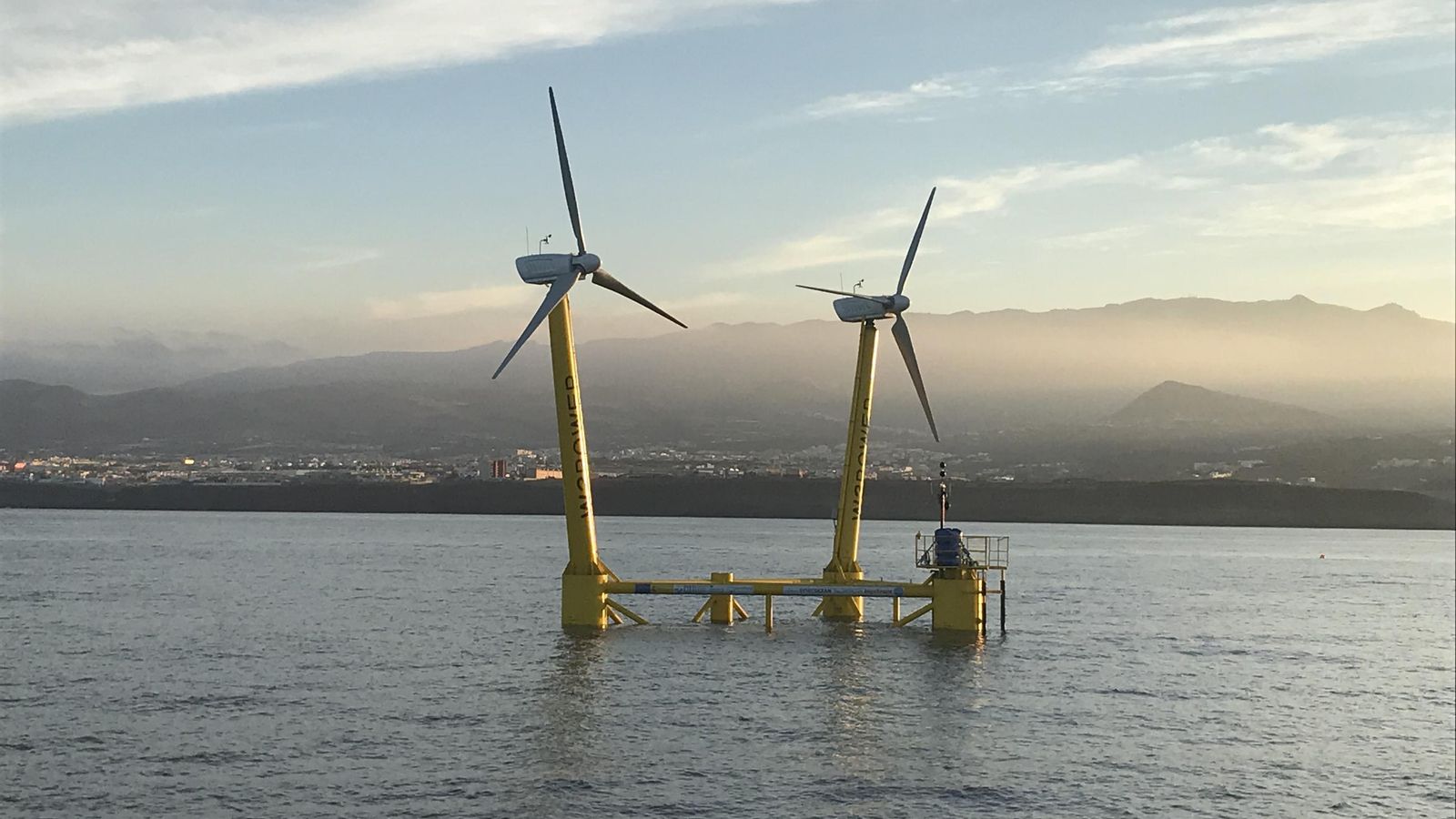 Plataforma eólica marina flotante W2Power, en el banco de ensayos de Plocan.