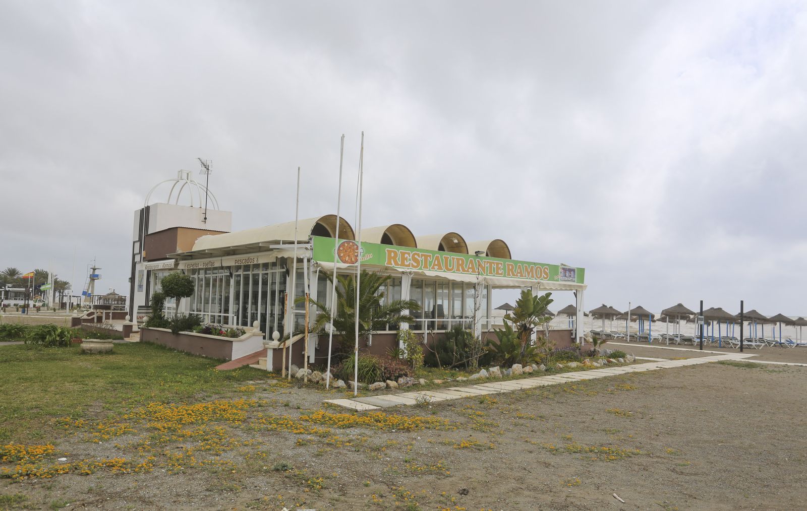 Playas cerradas en Torremolinos, la imagen del coronavirus en Málaga