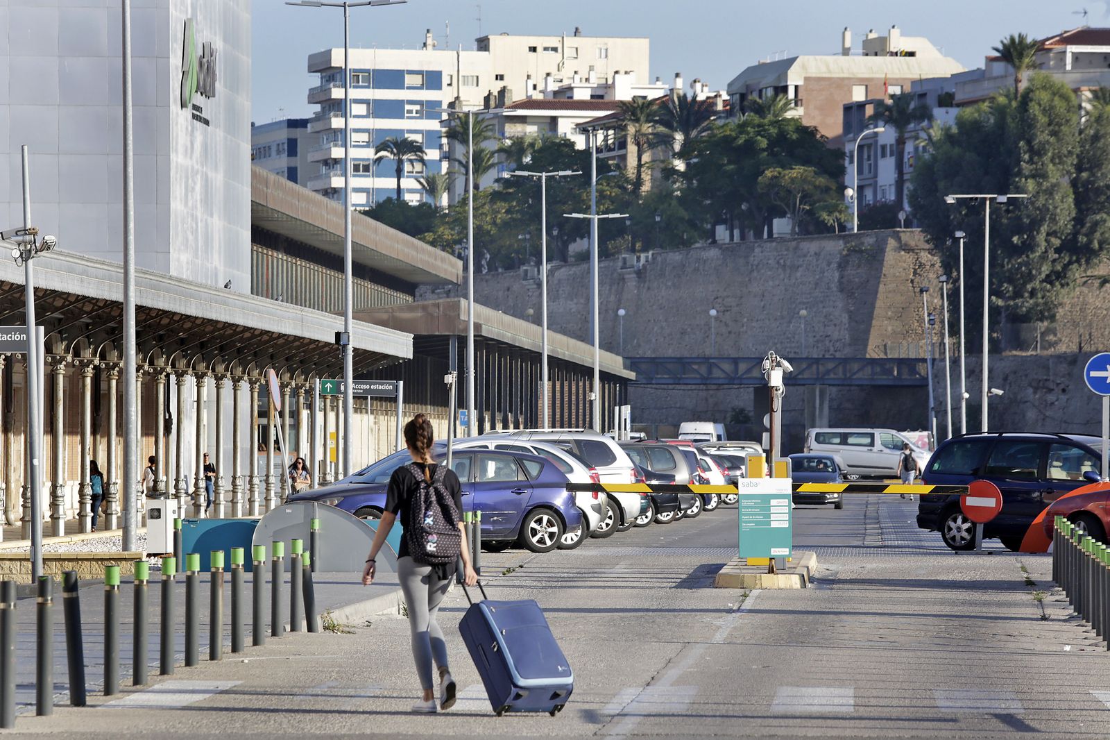Viajeros llegando a la estación de tren de Cádiz.