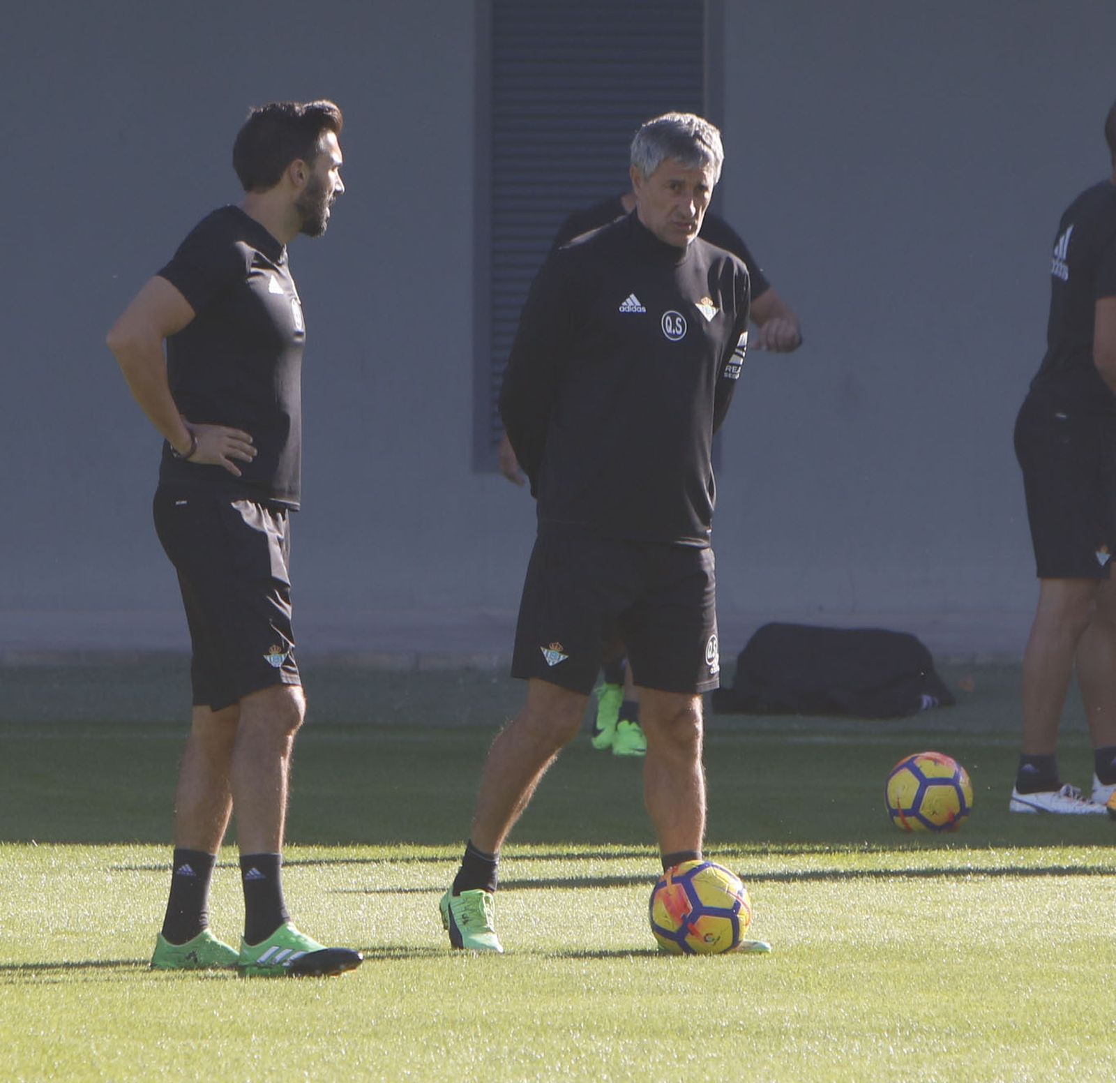 Setién dialoga con su segundo entrenador, Eder Sarabia.