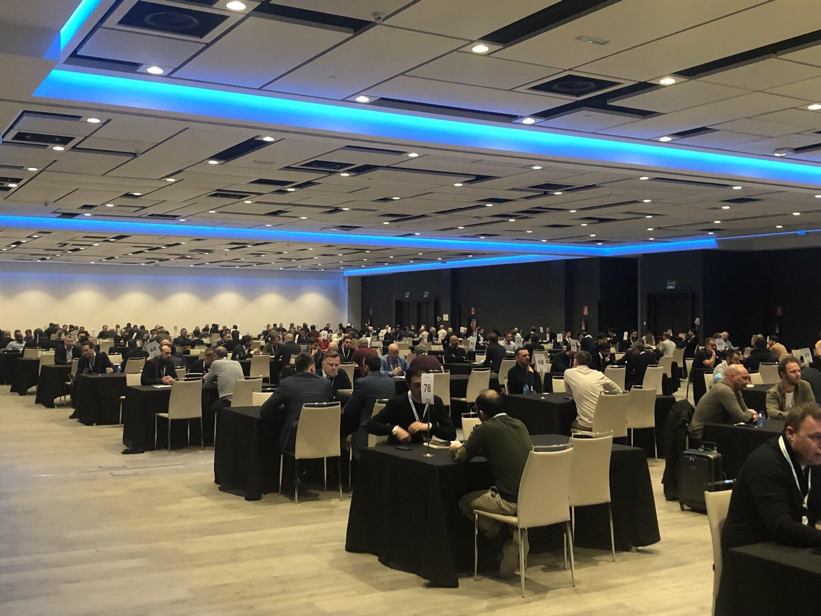 Una imagen de las reuniones entre los asistentes.