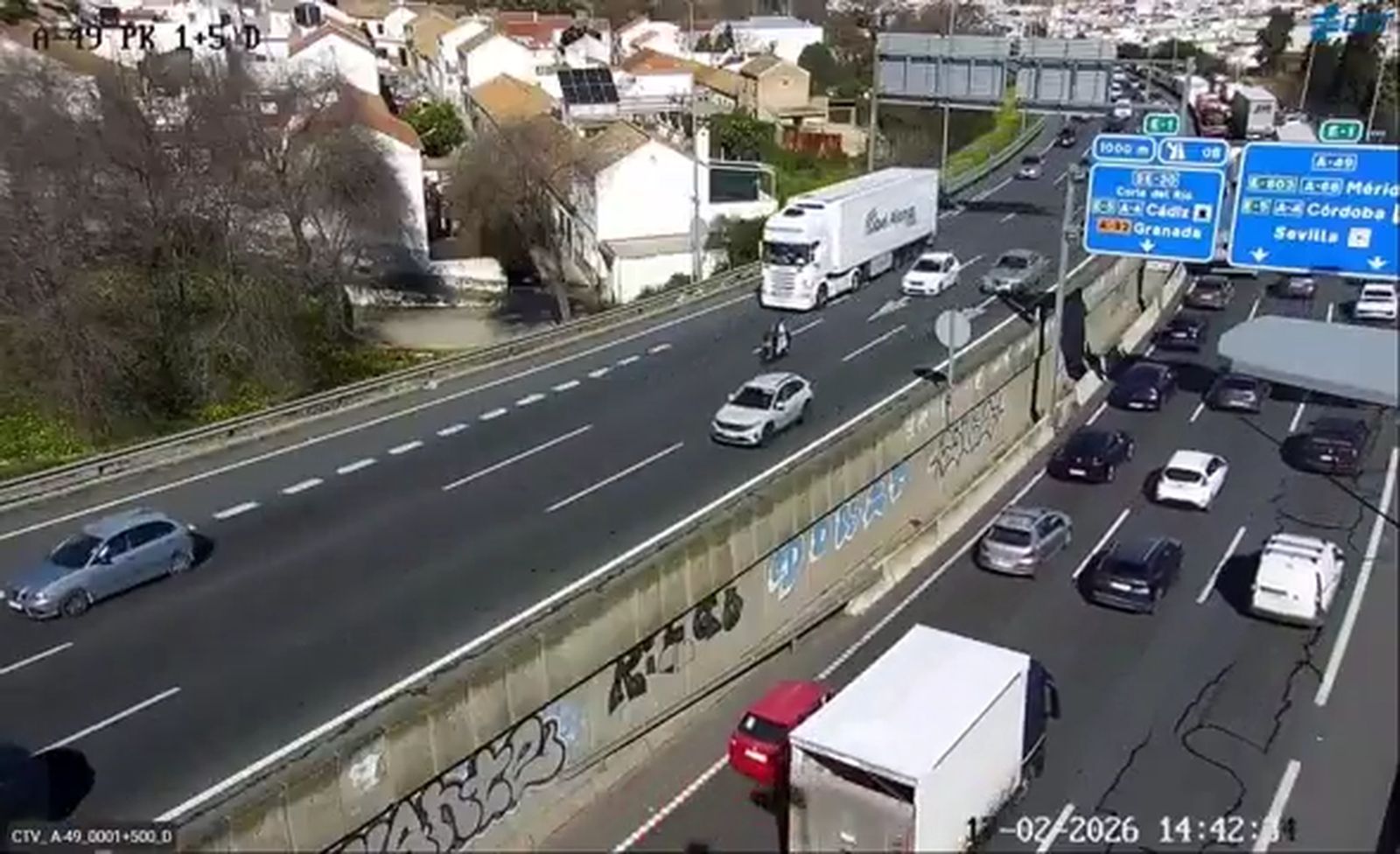 Rescatan a un conductor del interior de su camión tras cochar con otro en la A-49 en Camas