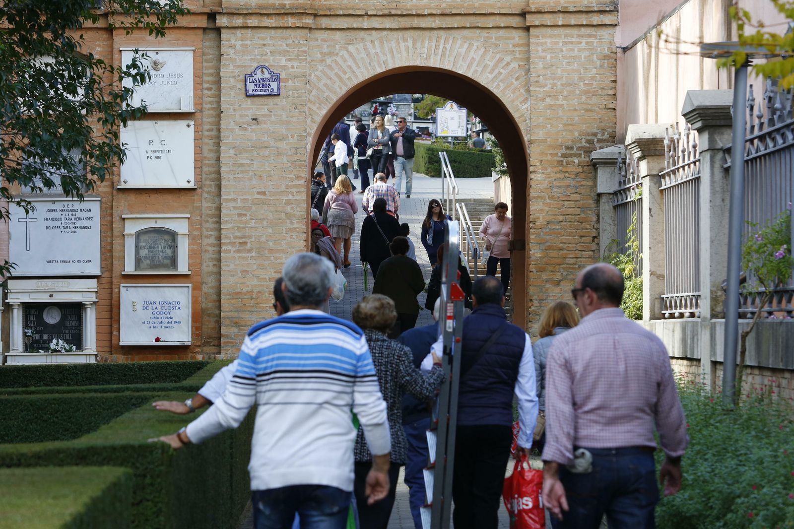 El Día de los Santos en el cementerio de Granadad, en imágenes