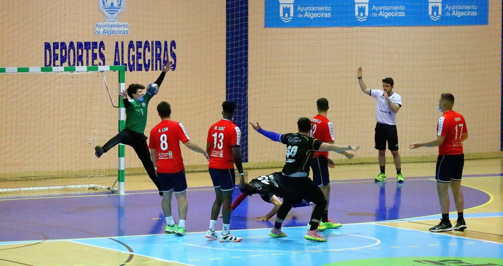 El guardameta del BM Montequinto realiza una gran parada contra el BM Algeciras.