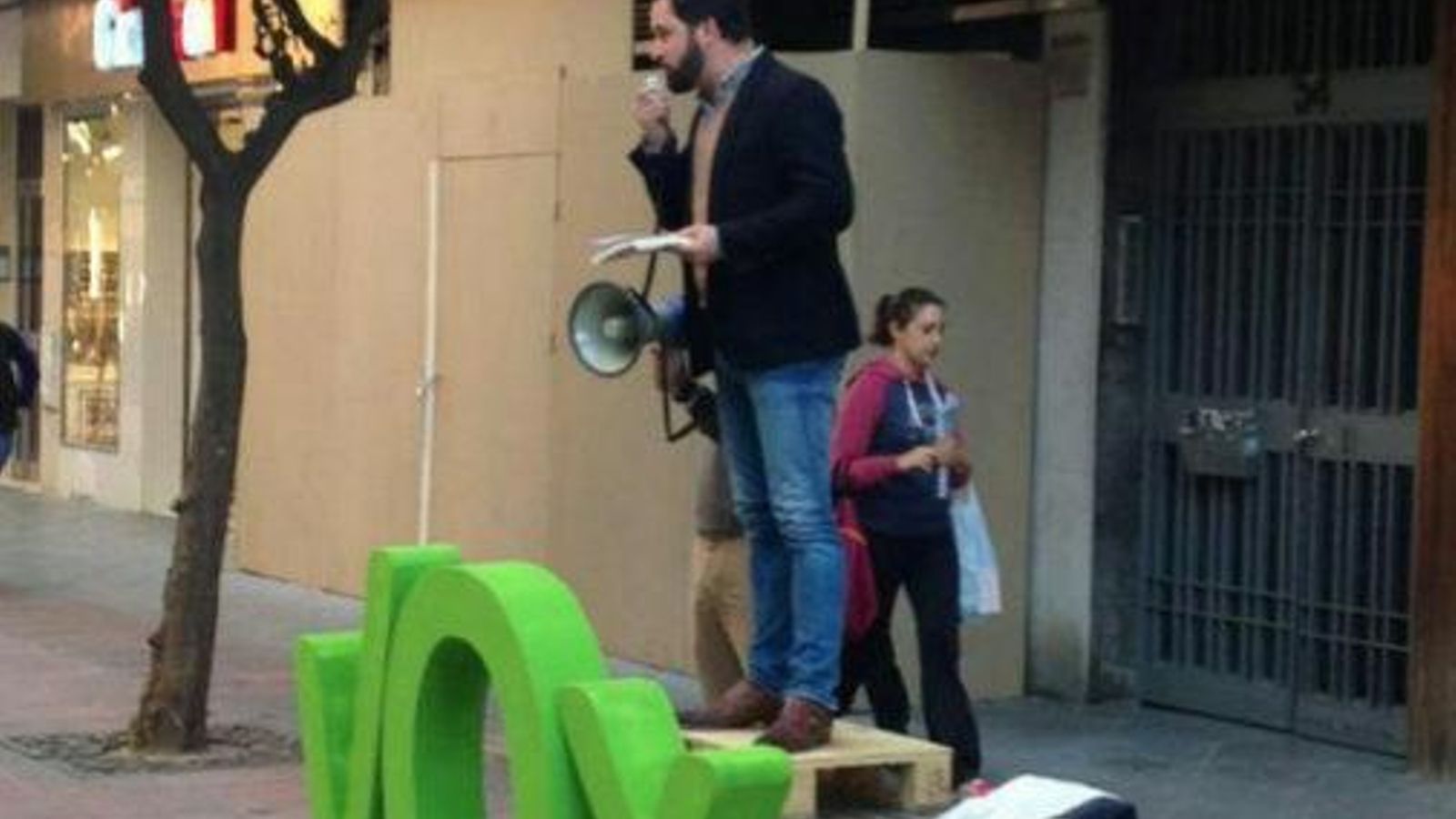 Abascal, dando un mitin sobre un banco en Los Remedios, en Sevilla.