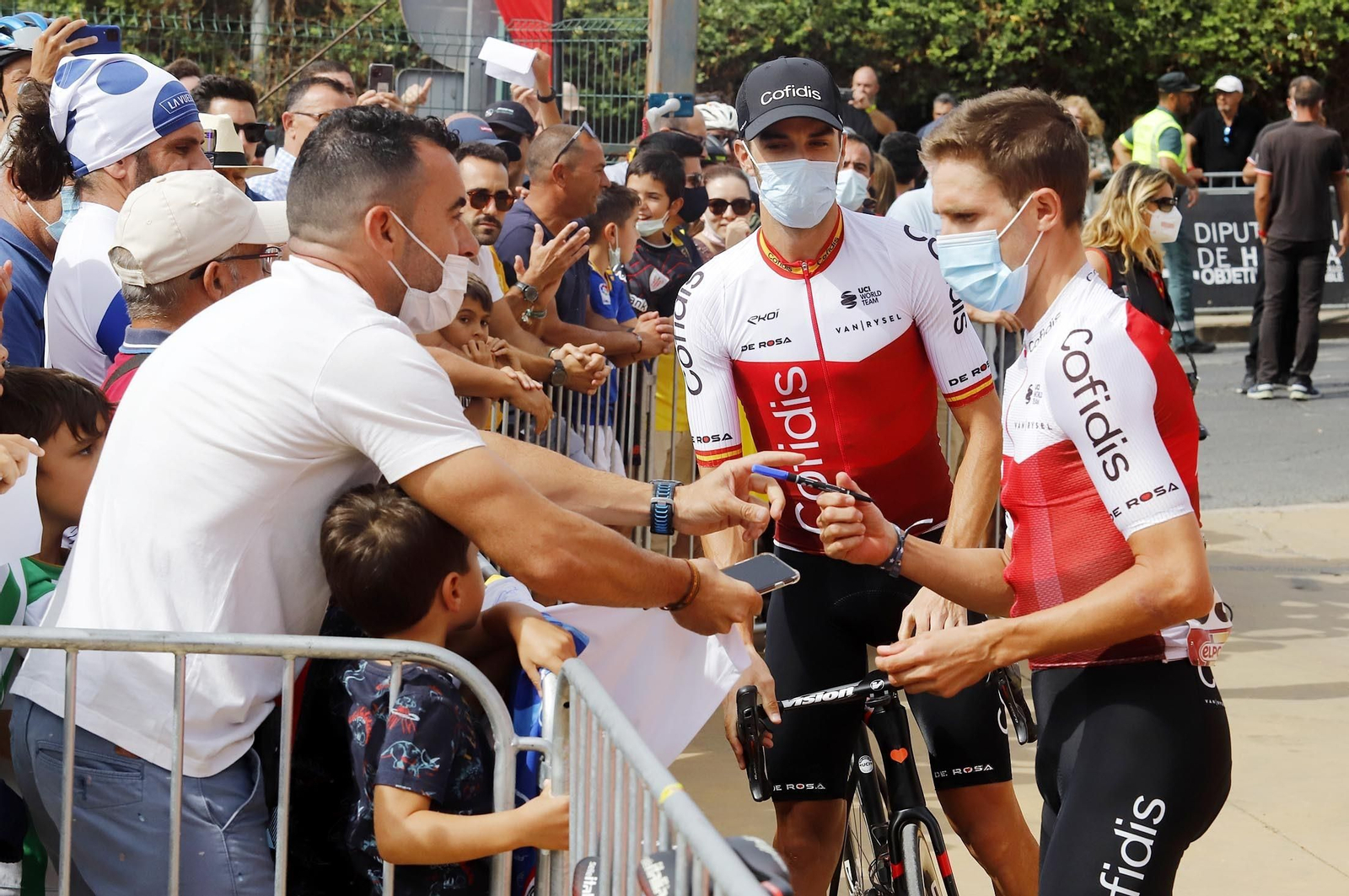 Gran ambiente en Aracena para ver la salida de la Vuelta Ciclista a España, en imágenes
