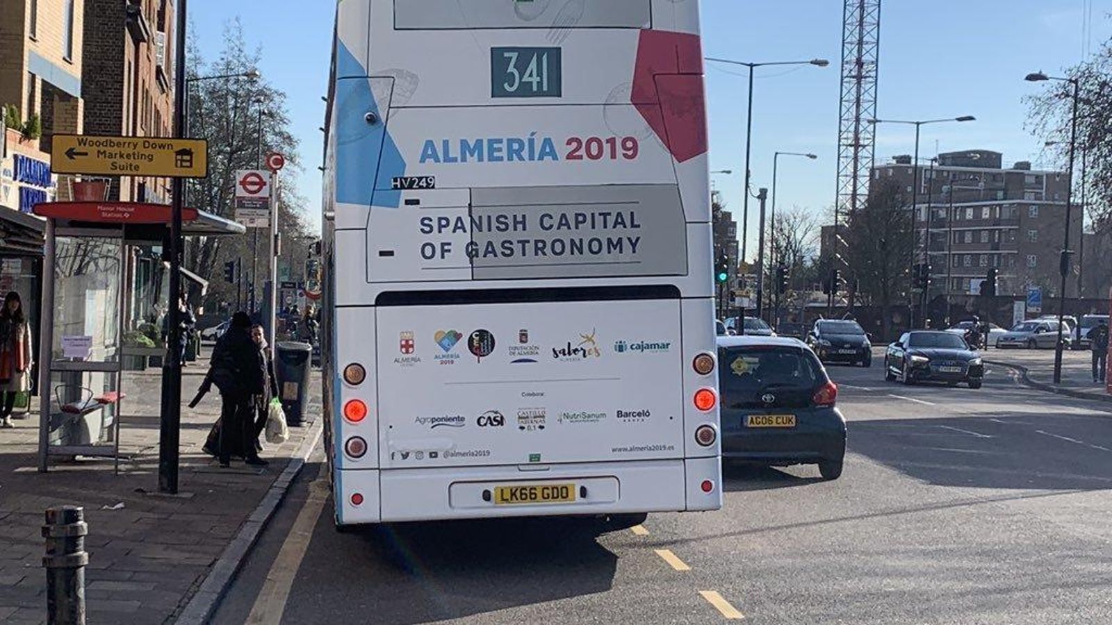 Los rótulos del autobús están traducidos al inglés