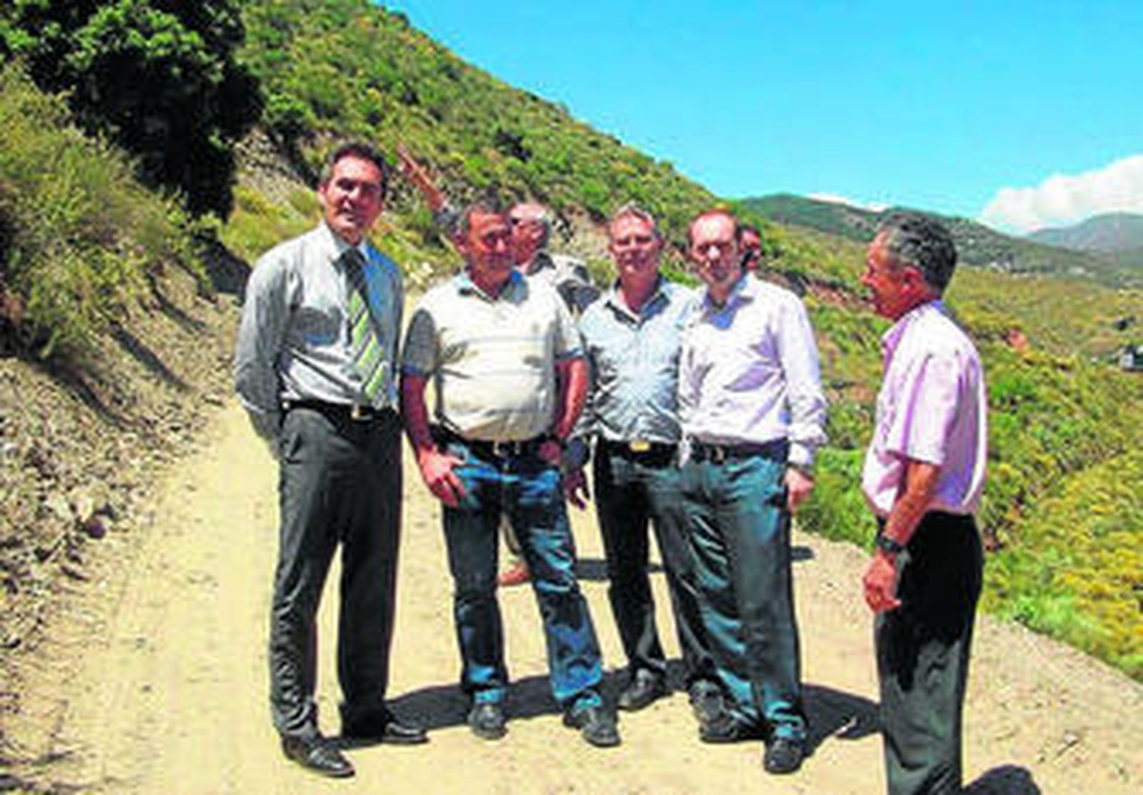 Los diputados Marcelo López y Luis Pérez visitaron a los agricultores.