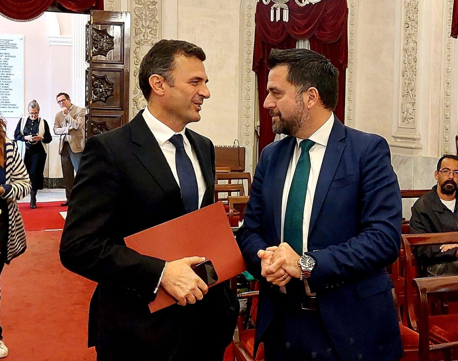 Bruno García y Fran González charlan en el salón de plenos del Ayuntamiento de Cádiz en una imagen de archivo.