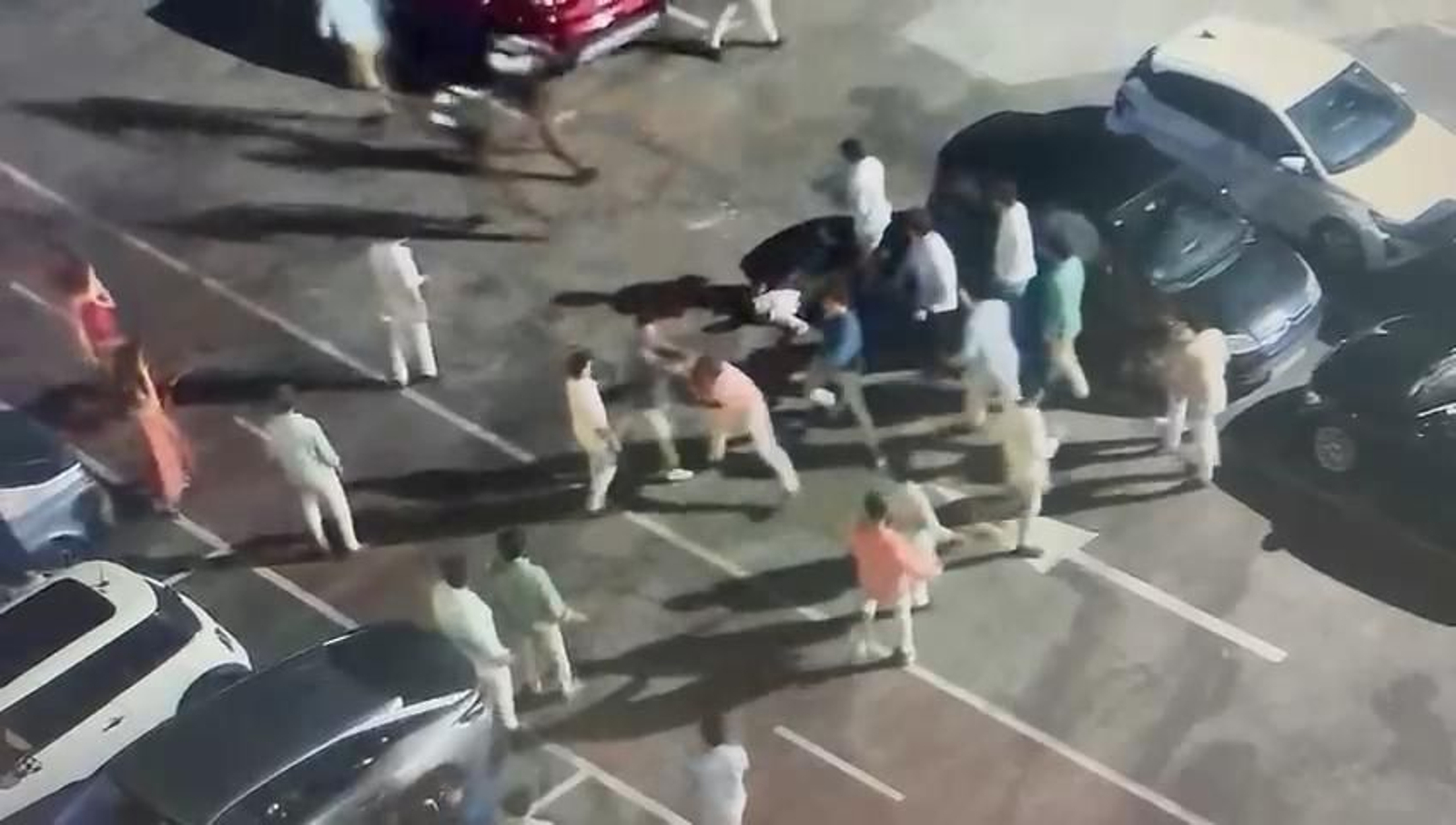 Un joven recibe una paliza durante una pelea en el puerto a la salida de un local de moda