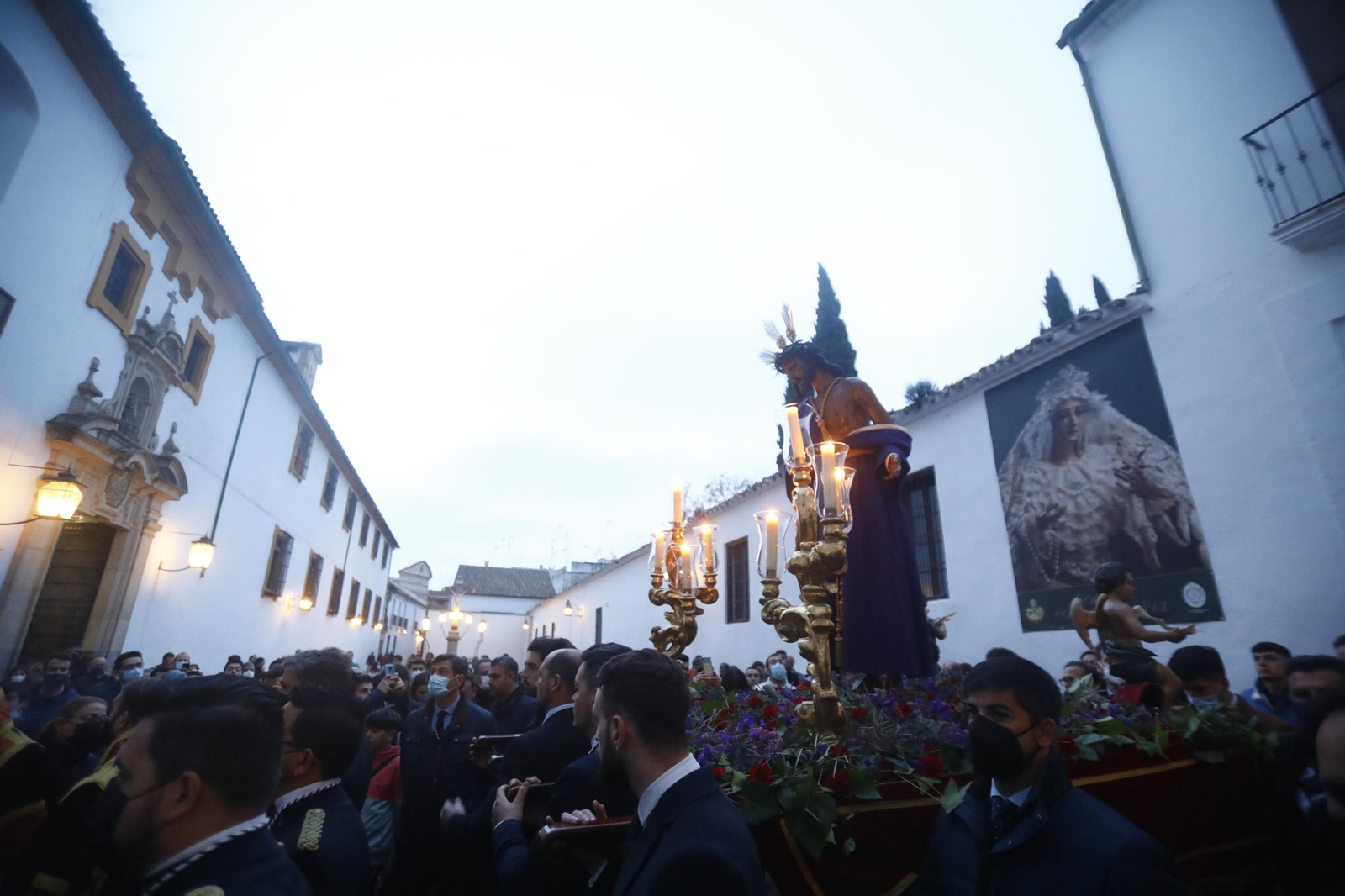 El vía crucis del Señor de la Humildad y Paciencia de Córdoba, en imágenes